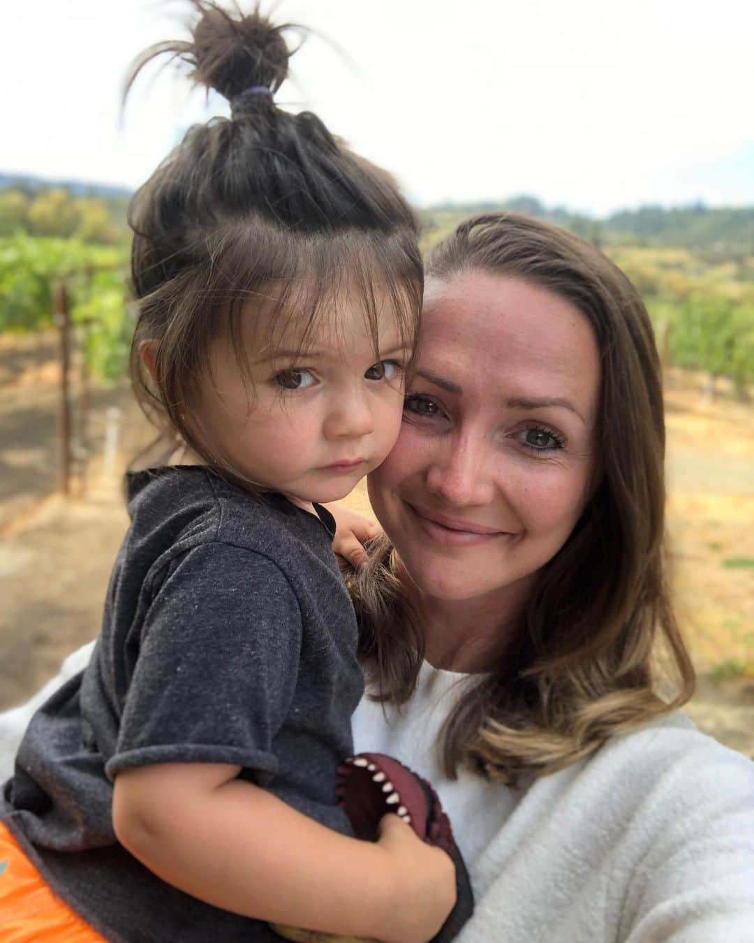 クリスティン・ヒルデブランドさんのインスタグラム写真 - (クリスティン・ヒルデブランドInstagram)「We had the sweetest little weekend up in Sonoma last weekend with some of my closest friends from Stanford that I haven’t seen in wayyy too long. It was full of babies, sunset vineyard walks, hammock snuggles, great food, a beautiful pond where Rhett got to see all the fishes (& nearby horsies!), and lots of yummy local wine. Just what my heart needed. Thanks again for having us at your UHMAZING family home @hmosey_ ❤️🍇🍷🍷🍼🍼🍼 ALSO, traveling with Rhett on the airplane to and from SFO was SO FUN. It was the first time he’s traveled where he actually understood we were on an✈️. He must have said the four consecutive words “mama, dada, “wett” (Rhett), “airpwane” —with the biggest smile — 78 times. the cutest. ❤️❤️❤️」9月26日 7時28分 - _kristinhildebrand