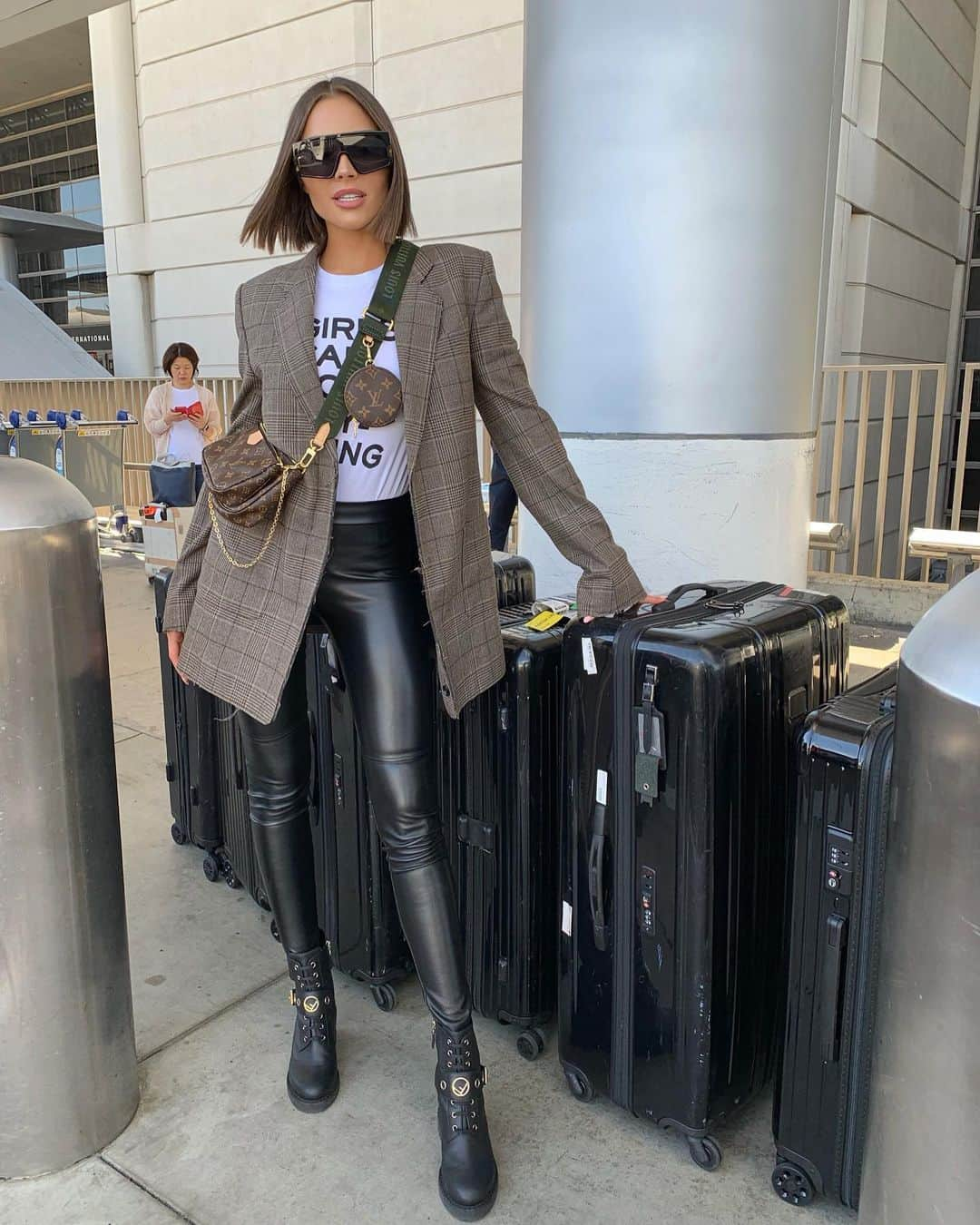 オリビア・カルポさんのインスタグラム写真 - (オリビア・カルポInstagram)「What can I say, I’ve got a lot of baggage 🤪 .. Let’s go to #Paris! @fwrd」9月26日 7時35分 - oliviaculpo