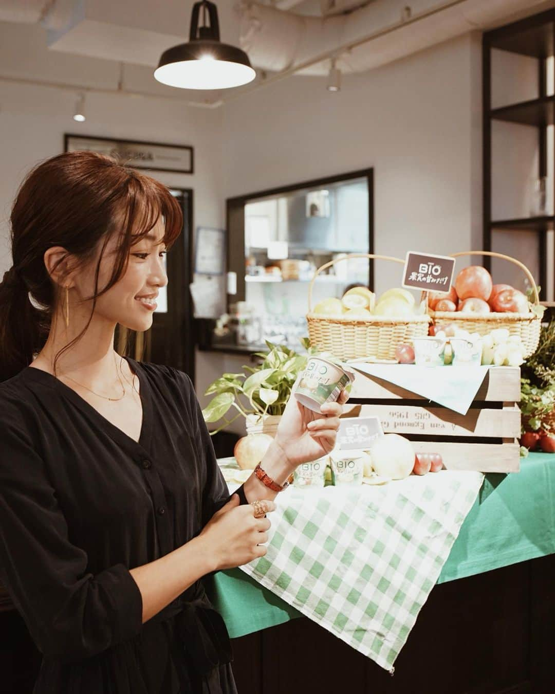 喜田彩子さんのインスタグラム写真 - (喜田彩子Instagram)「﻿ ﻿ 毎朝私も子供達も食べている “ダノンビオ” の新製品発表イベント」に参加してきました🥛 ﻿  今回9/23に発売される新商品は ﻿ “シンプルなのに、おいしい” 厳選素材とこだわりレシピで作ったヨーグルト《ダノンビオ 果実の甘みだけ》﻿ ﻿ 「果実の甘味」にフォーカスした自然派の商品で、名前の通り白砂糖を使わず果実の甘みだけで作られているヨーグルトなんです🍎🍇🍊﻿ どれだけ身体に良くても、美味しくないと続かないですよね？💧 ﻿ ﻿ ﻿ なので、果実の甘みだけでどれだけ甘いのかな？と思ったのですが、これがとっても甘くて美味しいんです♡♡﻿ 自分ももちろん、子供をもつ親として白砂糖を使っていなくてこんなに美味しいヨーグルトはとても魅力的✨ ﻿  今まで以上に身体を思うダノンビオの新商品を毎朝食べるだけで、『自然のチカラで、自然な腸活‼︎』ができちゃいます🌱﻿ 子供達はどちらの味が好きかなぁ〜♩﻿ ﻿ ﻿ ﻿ #ダノンビオ果実の甘みだけ ﻿ #ビオ腸活 #果実の甘みだけ #りんご #白ぶどう #オレンジ #ダノンビオ #新商品 #ヨーグルト #腸活 #果実 #PR #BIO #YOGURT #apple」9月26日 7時48分 - ayacokida