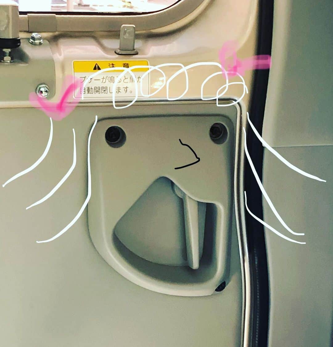 のインスタグラム：「#おはよう  #朝から #ロケバスの取手が #顔にしか見えなくなった件 #藤田朋子 #前歯が1本しかない女の子って #どうかしてるぜ私 #ドアノブが顔に見える #丸が２つあると顔に見える #funny #あるある」