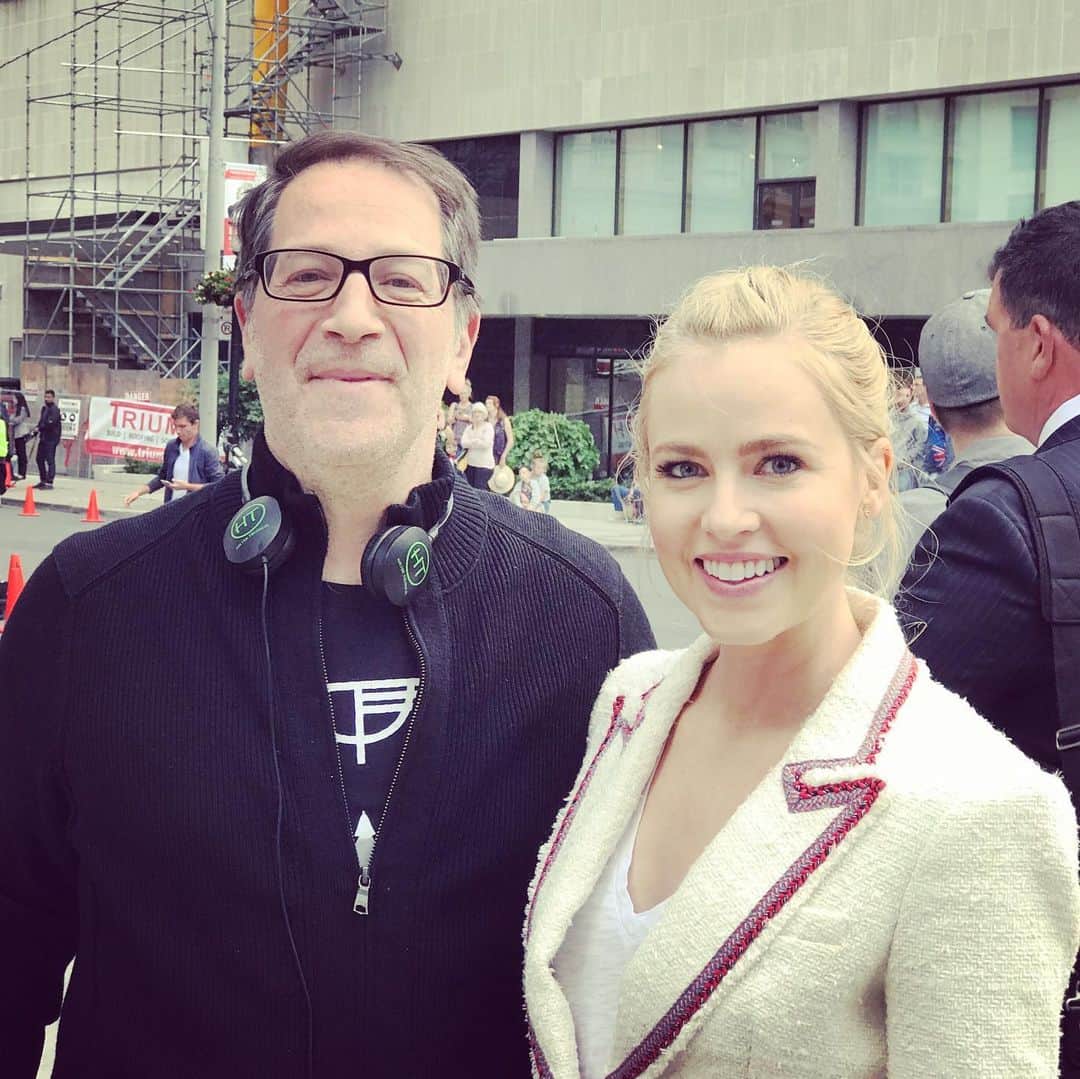 アマンダ・シュルのインスタグラム：「Another little thank you before tonight’s series finale of #Suits.  If not for Aaron Korsh I would not have ever set foot into Katrina Bennett’s very fashionable shoes. He is a prince among men, a brilliant mind, and I am honored he invited me to the #Suits table.  I would also like to toast #ellenrand and @genefklein for their support and encouragement. It was a privilege to work with these spectacular humans.  Ps. @bonnieezane, why don’t I have a photo of us? Thank you from the bottom of my heart. 🖤 @suits_usa」