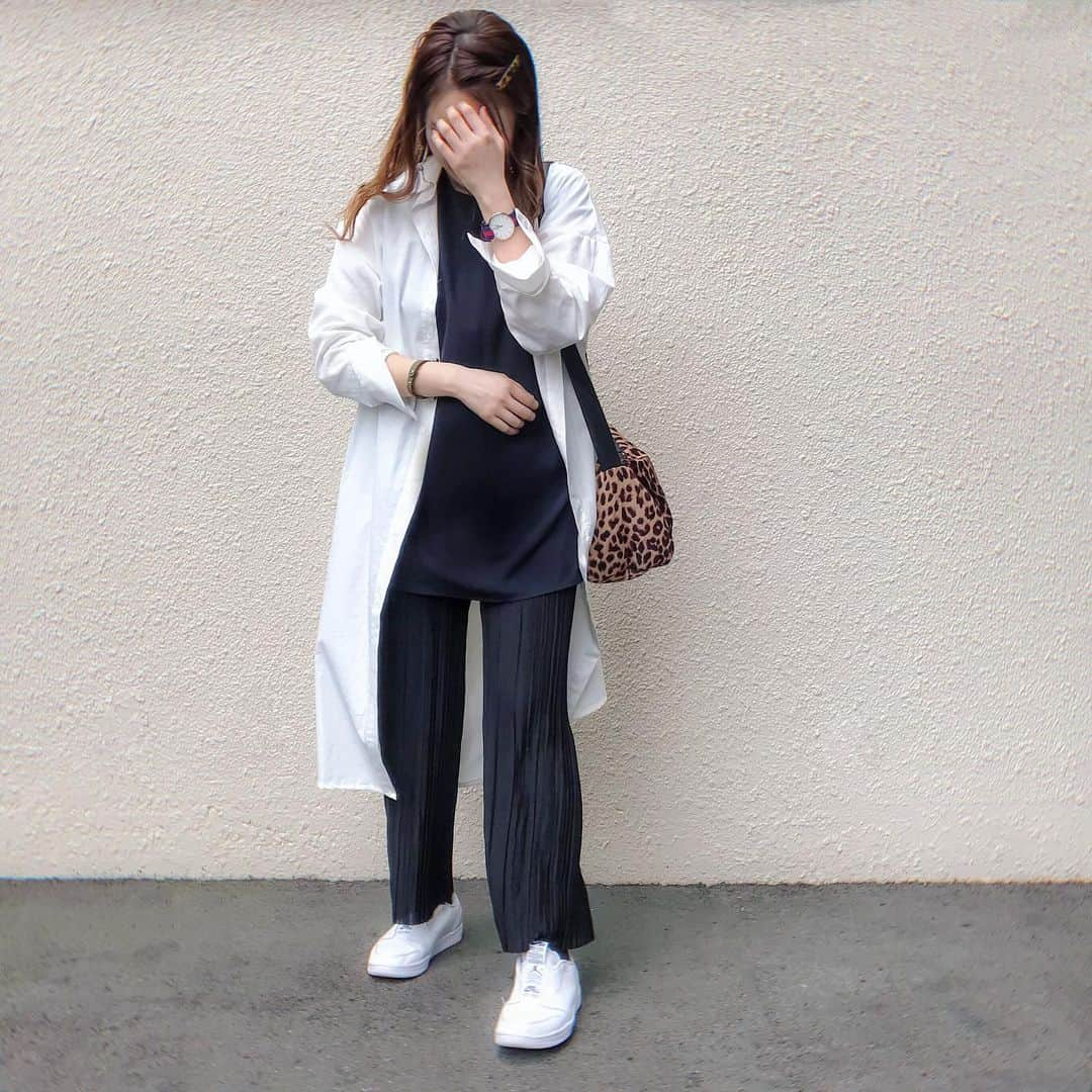 atmmyさんのインスタグラム写真 - (atmmyInstagram)「女医さん的な感じ👩‍⚕️💉 .  #白シャツ #シャツワンピ #uniqlo  #ドレープフレンチスリーブチュニック  #ユニクロ #ユニクロコーデ  #プリーツパンツ #dholic #ディーホリック  #べっ甲バレッタ #ルピス @queen.lupis (v0226) #レオパード #ショルダーバッグ  #ルピス (bag0067) #pr #ootd #nike #nikeairjordan1 #エアジョーダン1  #スニーカー好きな人と繋がりたい」9月26日 8時39分 - atmmy