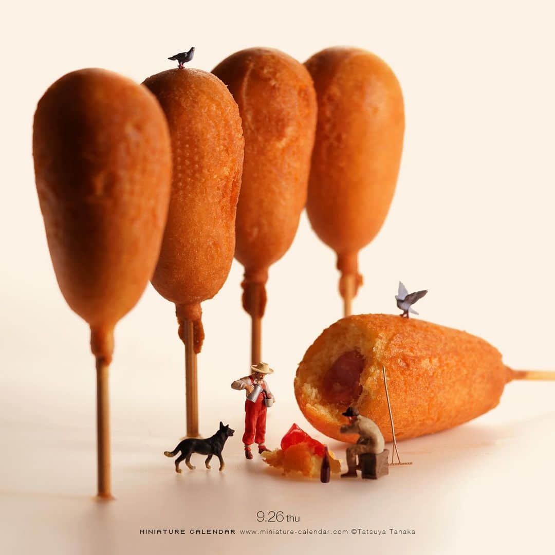 のインスタグラム：「. 9.26 thu “Corn Dog Forest” . ジャンク風土 . #アメリカンドッグ #ジャンクフード #木 #CornDog #Tree #このあとおいしくいただきました ─────────────── 《Exhibition info》 . 【MINIATURE LIFE展 in 福岡】 Miniature Life Exhibition in Fukuoka 8/31 sat - 10/14 mon ※火曜日休館 #MiniatureLife展 #ミニチュアライフ展 . ─────────────── 《Next Exhibition info》 【MINIATURE LIFE展 in 金沢】 Miniature Life Exhibition in Kanazawa 10/18 fri - 11/4 mon .」