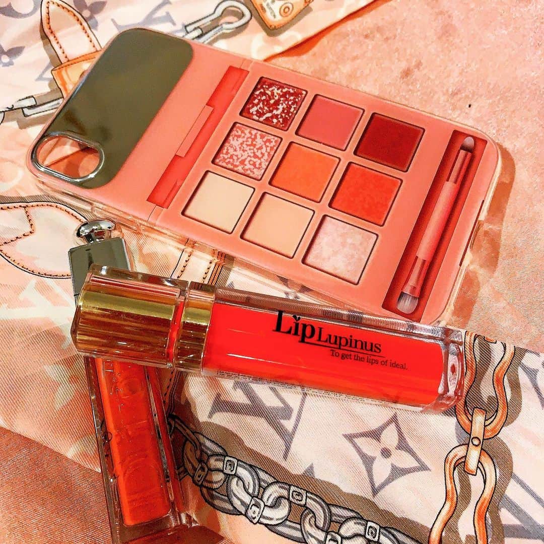 のインスタグラム：「. @cutepods_com の 可愛いiPhoneケース届いたよ🍑💕 アイシャドウ柄👀💄可愛い❤️ . 他にも可愛すぎるのあって 選ぶのに相当時間かかった😃❤️ . #iPhoneケース #携帯カバー #ケース #コスメ柄 #コスメ #可愛い #iphonexr @cutepods_com」