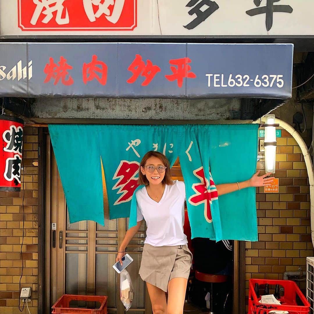のインスタグラム：「おはよ〜💁🏾‍♀️. . 大阪の写真がまだ続きます〜🐙. . 元気のないときは美味しい焼肉食べて元気出せば良い🌻. . #ここが私のアナザースカイ  バカだな。みんなのタグ見ると海とか綺麗な景色なのに。。。 まじで煙くて服が100パーセント死ぬ焼肉屋の前で撮った。笑 . . 大好きなんだよね〜ここの焼肉屋💯. . 今まで多平が関西一位だったけど、仁が一位になっちゃったからここは関西の焼肉原点💁🏾‍♀️❤️. . . . 店の感じとか汚さとか店主さんの素っ気なさとか全部含めて最高‼️. . 汚い焼肉屋好きになったのはココからだな😭❤️. . #焼肉ババア #絶対パジャマで行ってね #わたしは初日にクラブに着て行った捨て服で挑んだ #友梨もパジャマ #太一もパジャマ #帰りの新幹線着替えても皮膚から香る焼肉臭 #タクシー乗った瞬間に焼肉食べたってバレる #カバンも臭くなるからビニール袋に財布だけ入れるスタイル #昼から行くのがベスト #ここがわたしのアナザースカイ  #焼肉多平 #名前は3回書きます #しつこい #大阪観光シリーズ」