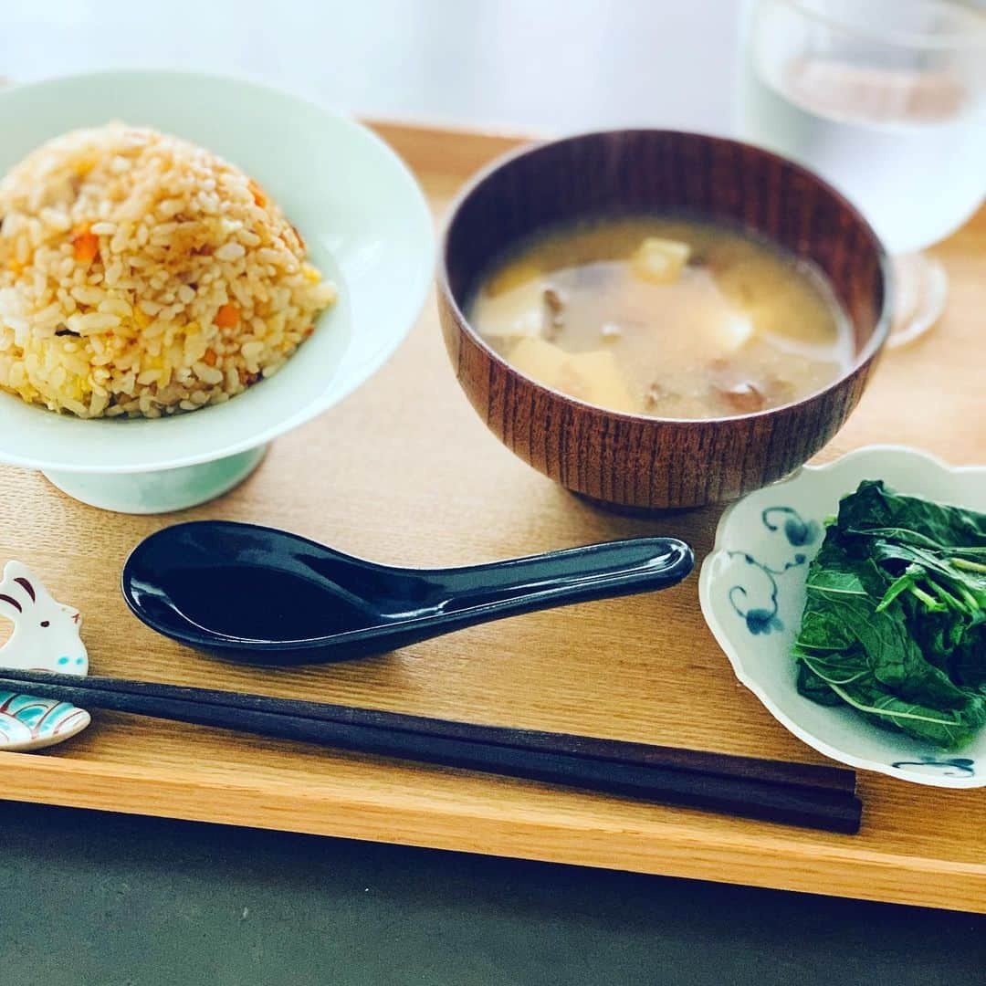 大草直子さんのインスタグラム写真 - (大草直子Instagram)「５時半に起きて、朝ごはんのチャーハンを作っていたら。ママー、今日、授業参観だよ、とリオ。えっと。初耳だし。え？そう？プリント渡してないかもね。留学後の様子を聞きたいな、と思っていたのに。４時間前に聞いたってさあ。提出期限が7月のプリントも、しれっと渡すしね。あまりに頭にきたから、自分用のチャーハンを、辣油と麻辣醤と鷹の爪を入れて激辛にして食べました。 #チャーハンと #なめこの味噌汁 #とモロヘイヤ #出張中ずっと食べたかったもの #あまりに怒りが収まらず #朝お風呂に入って #シートマスクしたまま #洗濯ものを干していたら #前のお家の方が驚かれた様子」9月26日 9時02分 - naokookusa