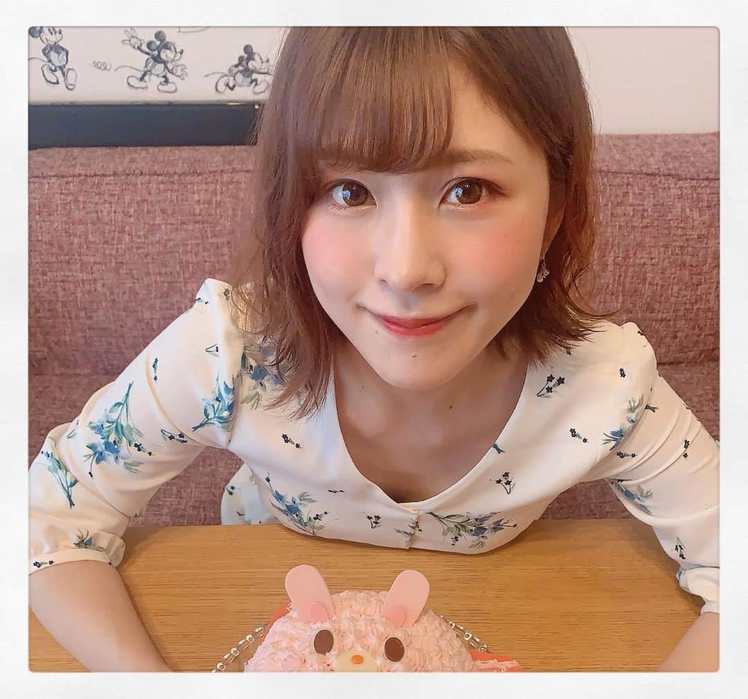 のインスタグラム：「今日は誕生日🎂✨ パパとママが朝からケーキ用意してくれていたの🥺💓 相変わらず優しい。大好き。  アイドル時代のファンの皆さんからおめでとうメッセージ見れて嬉しいな 本当に気持ちが救われる。今年は直接お会いする機会はないけど、幸せです。  皆さん覚えてくれていてありがとうございます。  今もアイドルとしての5年とちょっとは 社会人として役立っている気がするの それは過去を支えてくれたファンの皆さん 今の私の周りにいる皆さんのお陰であって 本当に人に恵まれているなって実感してます。  感謝の気持ちを忘れずに27歳も良い一年になるよう頑張ります！！！ 27ってすごく大人… 実感ないよ😂😂😂」