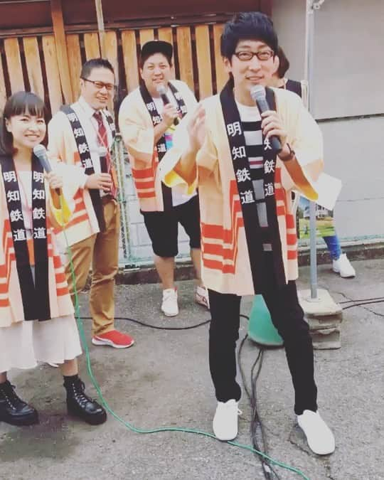 HAYATOのインスタグラム：「日曜日の昼間の平和なイベントでの一コマ☀️ ゲストさんの登場曲が、まさかのエミネムの映画『8 Mile』の『Lose Yourself』とは🎵  僕らの仲間のDJは最高です‼️ 新喜劇ばりのズッコケも最高でした（笑） #明智鉄道 #エミネム  #恵那市 #恵那観光 #恵那旅行 #恵那飲食店 #恵那名店 #恵那グルメ #恵那カフェ #恵那ランチ #恵那ディナー #恵那飲み屋 #恵那居酒屋 #恵那美味しい #恵那情報 #恵那イベント #恵那祭り #恵那DJ #恵那音楽 #恵那は人が良い #恵那は自然がある #恵那は住みやすい」