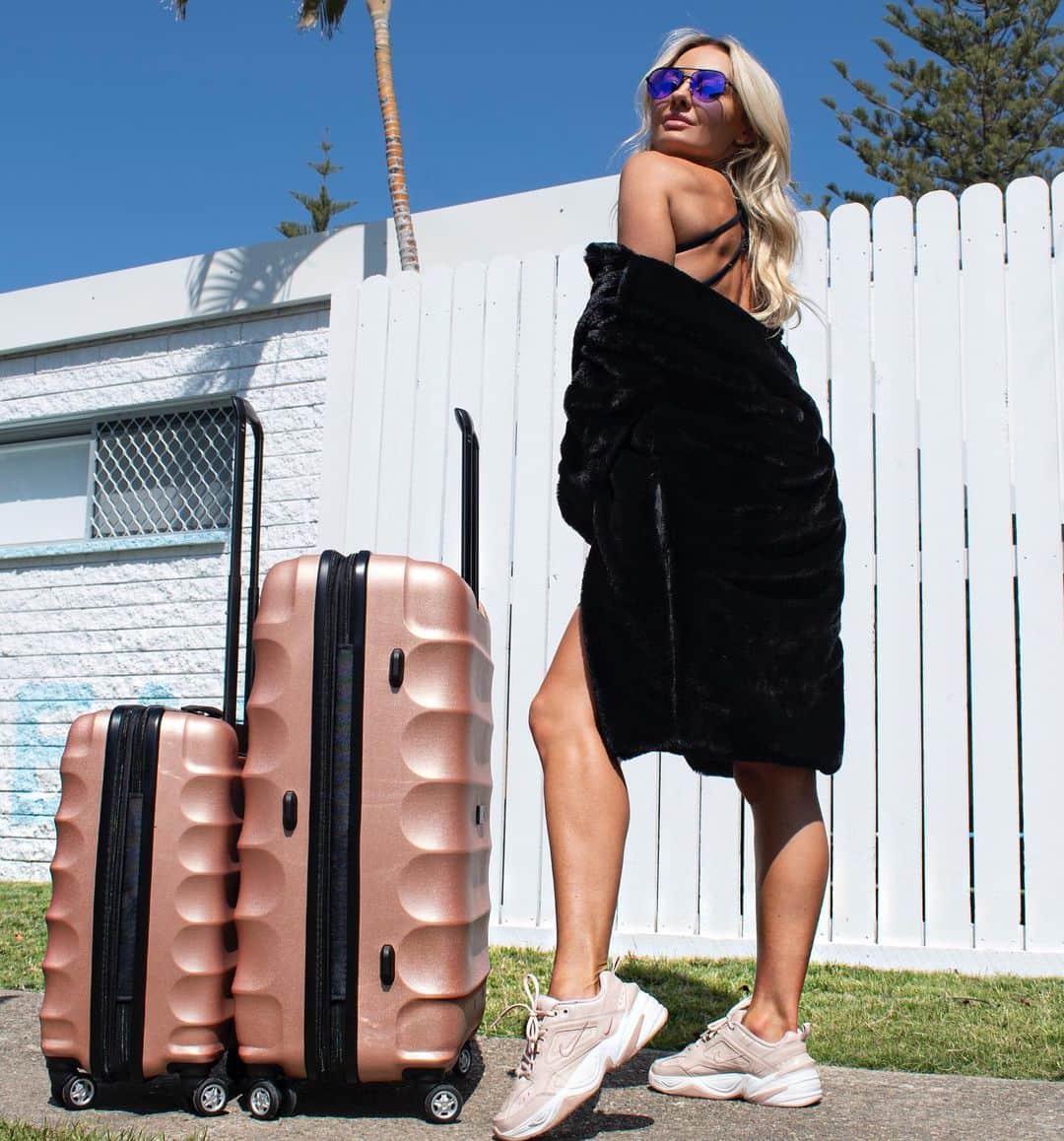 BROOKE EVERSさんのインスタグラム写真 - (BROOKE EVERSInstagram)「Off again back to LA with my hot new @antlerluggageoz in rose gold 😍 Jumpsuit: @parisandiofficial  Faux fur: @tigermist Sunnies: @mvmt」9月26日 9時09分 - brookeevers