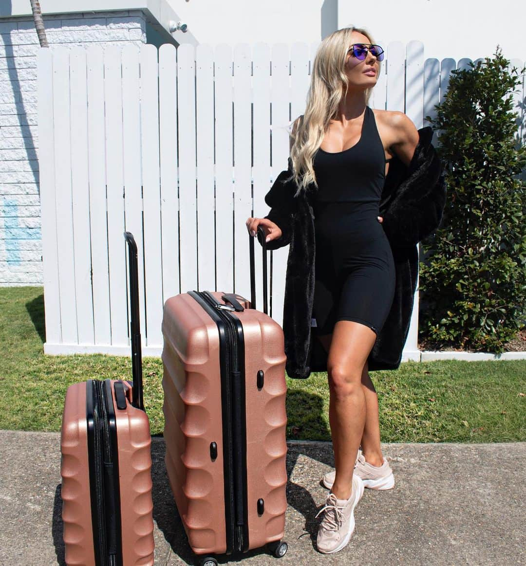 BROOKE EVERSさんのインスタグラム写真 - (BROOKE EVERSInstagram)「Off again back to LA with my hot new @antlerluggageoz in rose gold 😍 Jumpsuit: @parisandiofficial  Faux fur: @tigermist Sunnies: @mvmt」9月26日 9時09分 - brookeevers