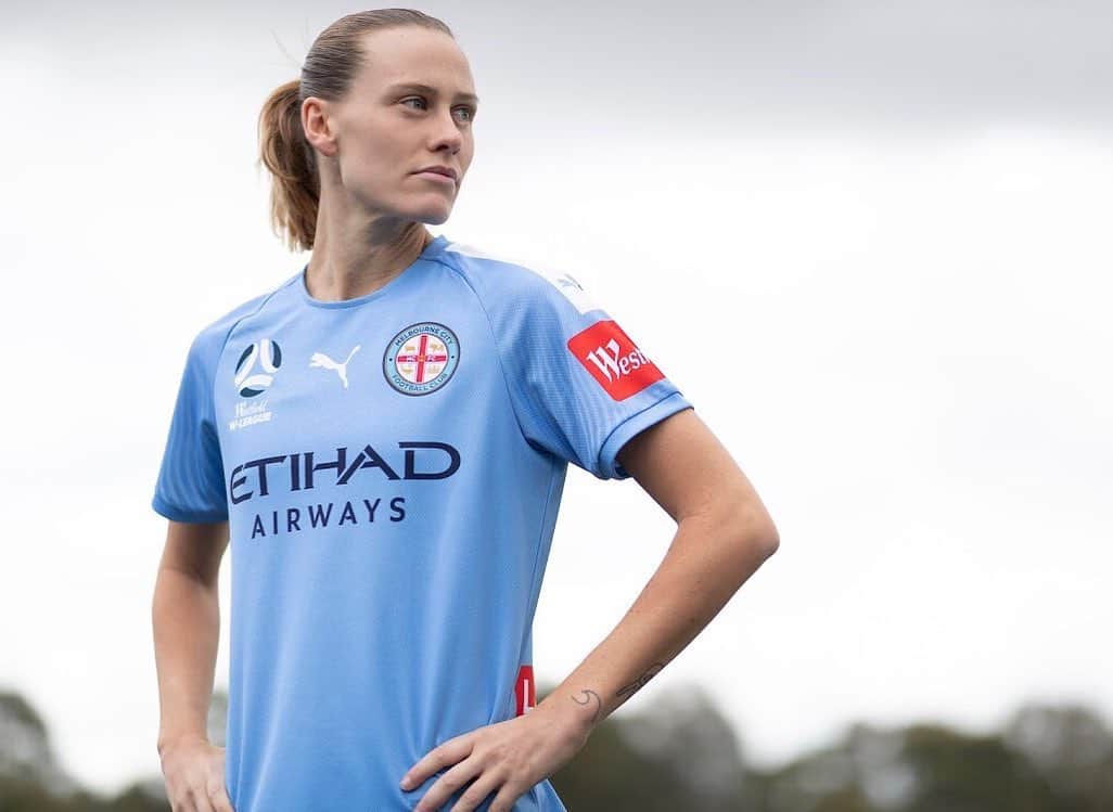 エミリー・バン エグモンドのインスタグラム：「Excited for the new season @melbournecity ⚽️🤙🏼」