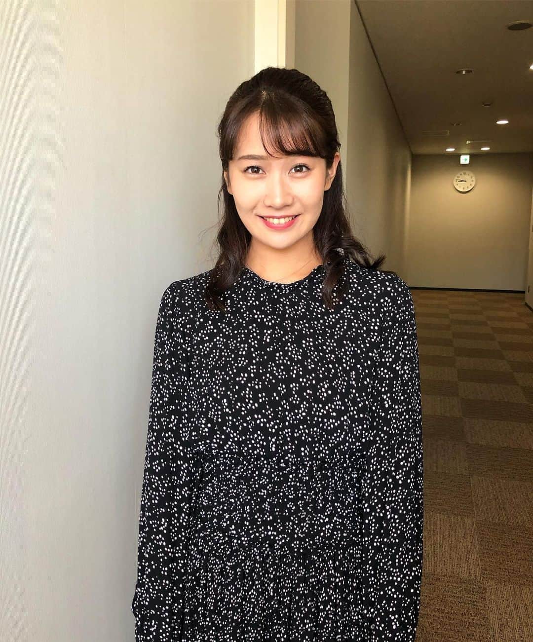 のインスタグラム：「おはようございます☀ 今日の私服です。衣装は水色ワンピースでしたが撮り忘れました💦 . 明日から、ハネムーン休暇の杏奈さんの代打を担当します！宜しくお願いします☆ . . #ドデスカ #メーテレ #アナウンサー #島津咲苗 #ドットワンピース #黒ドットワンピース #おはようございます #😊」