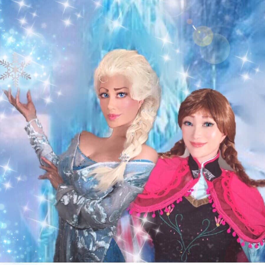叶姉妹のインスタグラム：「ファビュラスな💖「アナと雪の女王🌹✨」は…-1💋✨✨ 私達の愛する大切な皆さん ごきげんいかがでしょうか🥰💖 これは、ずいぶんずいぶん前から 皆さんから熱烈なリクエストが ありました「アナと雪の女王💎⚜️」私の大好きな趣味の１つのコスプレアートの最新作ですよ。🌹✨ なお… エルサに関してましては、 ちょっとごきげんが悪いから 氷におなりなさい…、という時の お顔のバージョンですので (ファビュラスな姉のセクシーな輝く瞳は普段から見つめられると動けなくなる、とグッドルッキング・ガイ達の間では言い伝えられておりますよ。 もちろん、ラブリーな意味ですが…😆💖)私達の愛する大切な皆さんとシェアしてご一緒に楽しんでいただけますと、私もファビュラスな姉もさらに楽しいですよ。🥰💖 #アナ雪 #アナ雪アートコスプレ #cosplay #アナと雪の女王  #amazing #heavenly #バラの香り  #ジョルノ #ブチャラティ #ジョジョ  #黄金の風  #エルサ  #precious  #fabulous #叶姉妹 #heaven #ファビュラス #宇宙 #jojo  #コミケ #叶 #叶ポージングエクササイズ #peace #peaceful #lgbtq  #至福 #幸運 #天使  #女神 #愛するあなたへ」