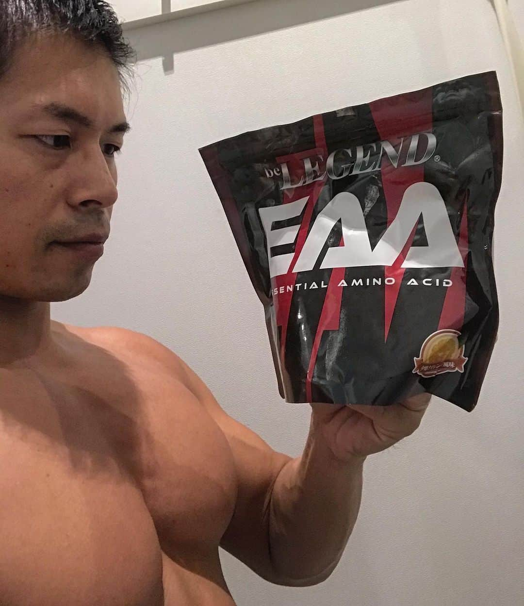 土井成樹のインスタグラム：「ビーレジェンドEAA(エッセンシャルアミノアシッド)は筋肉成長に必要な必須アミノ酸9種類が全て含まれている優れもの。 夕焼けオレンジ風味はサッパリしてて飲みやすくトレーニング中のセット間に最適！ #ビーレジェンド  #プロテイン  #ビーレジェンドEAA  #EAA  #dragongate」