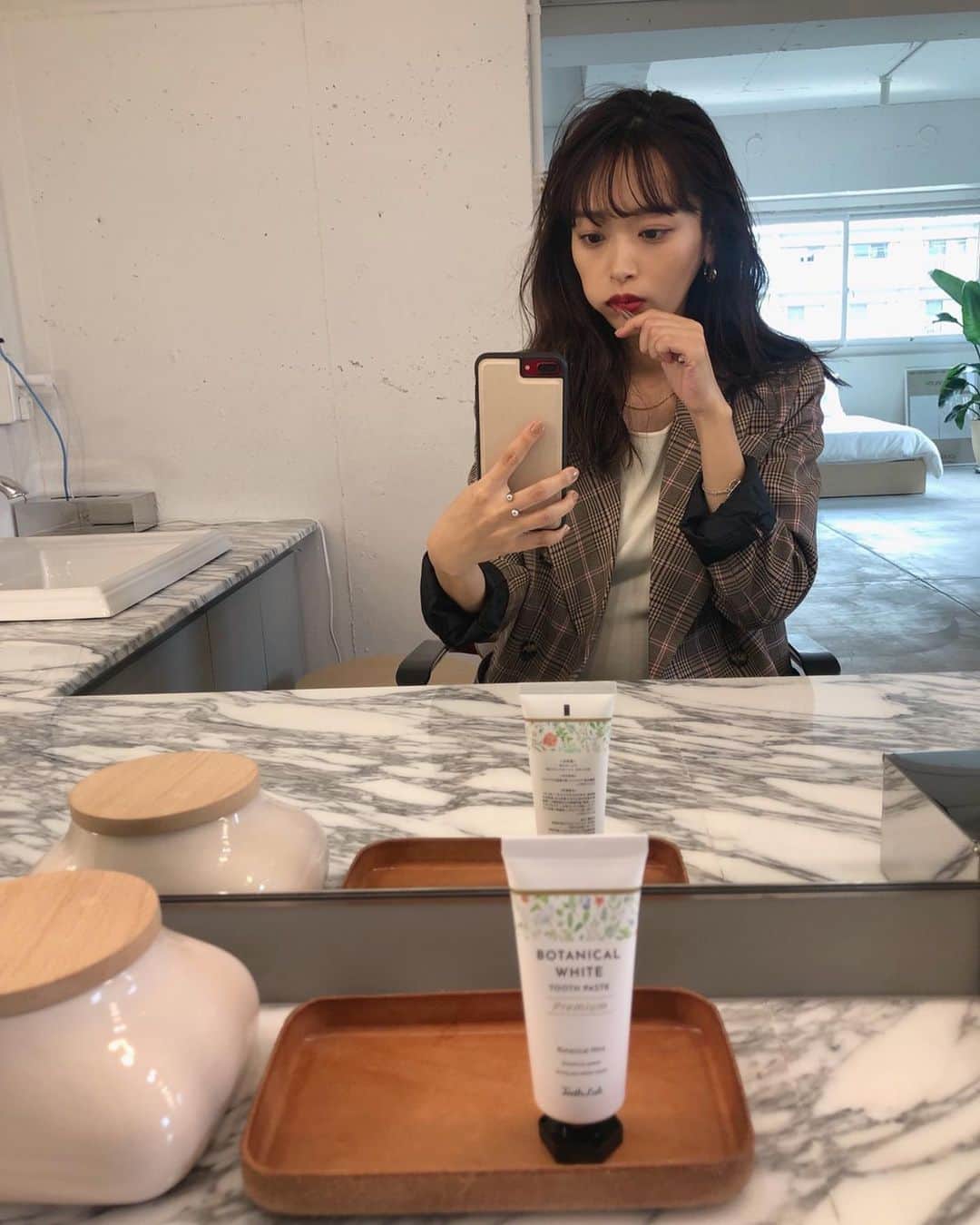 近藤千尋のインスタグラム：「おはようございます☀ 少し前の写真📸 撮影前の歯磨き🥰笑 リニューアルしたボタニカル歯磨き粉のティースラボを頂きました💖 @teethlab_official  鞄に入れられるサイズだから 持ち運びに便利😗  妊婦さんは🤰虫歯になりやすいって 言われてるから気を付けてます👶✨ #ロフト や #東急ハンズ で 売ってるみたいです😗❤️ #teethlab #ティースラボ #sponsored」