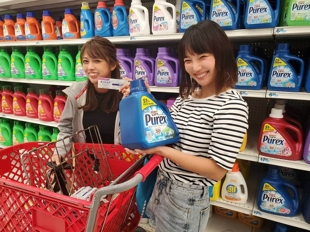 保坂玲奈さんのインスタグラム写真 - (保坂玲奈Instagram)「G  U  A  M ♡ . Kマートでお買い物🛍 . レンタカーを借りたならぜひ行って欲しい場所！ . ココナッツチップス、バナナチップス、 チャモロウチップクッキー、 どれも中心街で買うより安くて バラマキ系ミニサイズの チャモロウチップクッキーも置いていました︎☺︎ . 海外のキャンメイクって呼ばれる プチプラ優秀コスメのe.l.fが 置いてあるのもポイント！ . 日本では売られていない フレーバースパムも沢山売られていて ブラックペッパー味を買ったよ！ 料理なにに使おうかな😆 . さきちゃんがCrestっていう 歯磨き粉を大量買いしてたから 私も1個買ってみたの使うの楽しみだなぁ♪ . 海外のスーパーって柔軟剤とか ドックフードとか大きくて 可愛いしなんだかわくわくする🧚‍♀️ . . . #グアム #Guam #グアム女子旅 #renaotravel #renaotravel_guam #グアム旅行記 #グアムおすすめ #Kマート #Kmart #elf #elfcosme #SPAM #グアム購入品」9月26日 10時12分 - __renao_0707