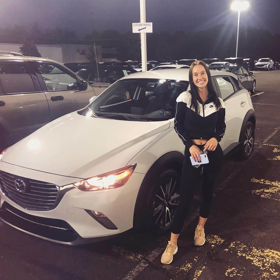 Nicole Kopchakさんのインスタグラム写真 - (Nicole KopchakInstagram)「I feel so incredibly grateful that I am in a position where I am able to buy myself a car with my own hard-earned money, and no longer have to constantly worry about what’s going to break next on my truck. I worked my ass off for this and am going to continue to work my ass off for that pc streaming setup and that dream apartment in some southern state with palm trees. I worked a regular ass 9-5 to be able to do this, and honestly, every little milestone that I’ve hit has been so satisfying.  I wouldn’t have been able to do this without my parents and all their help throughout my life including their constant advice and doing their best to set me up to be able to grow on my own and get a big girl job.  If you truly work hard, you will be successful in whatever you pursue.  Next step: ultimate gamer gril pc setup  Also yes I look ten years old I have no lashes or makeup on. Ty. Gn.」9月26日 10時23分 - nicolekopchakk