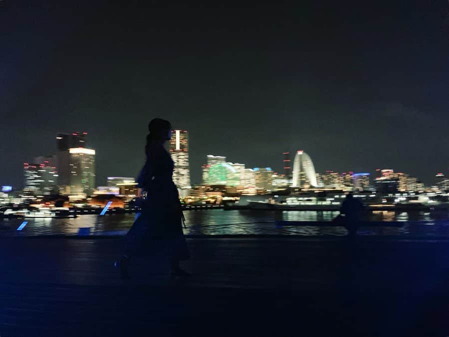 三倉茉奈さんのインスタグラム写真 - (三倉茉奈Instagram)「横浜の大桟橋。 夜景が綺麗。シルエットで参戦。」9月26日 10時28分 - mana_mikura_official