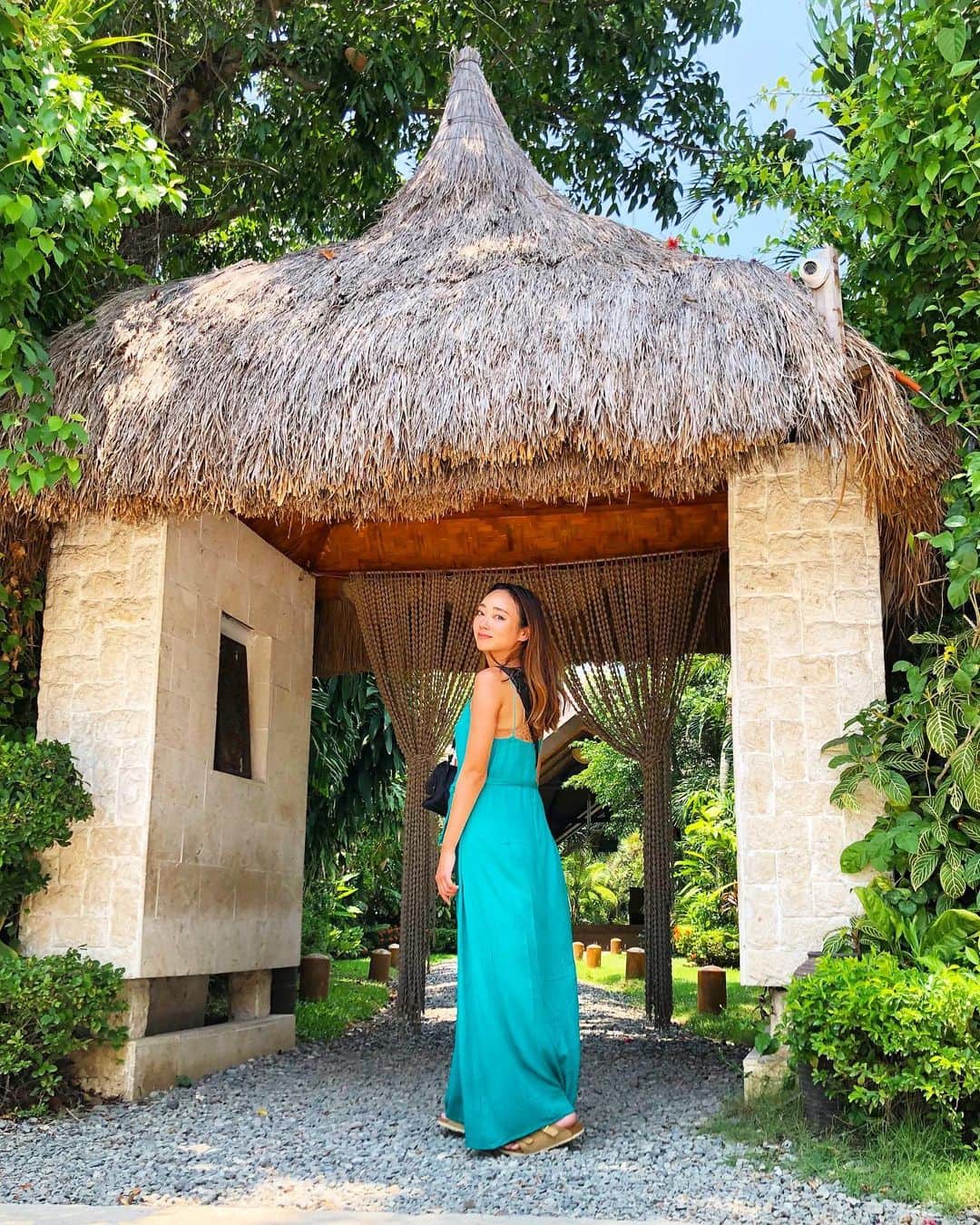 石田美奈子のインスタグラム：「ℂ𝕖𝕓𝕦. . #セブ島旅行 で着ていた緑の#ワンピース は#asos @asos のもの👗 しばらく前にBUYMAで購入したお気に入りです🧡 涼しくて楽なので、リゾート地にぴったり☺︎ 旅行にはいつも余分にお洋服を持って行きがちですが、結局楽な服ばかり着ている🤔 ASOSのお洋服は安くて可愛くて丈が長めで、好きなブランドです♫ . ✈️ → #minako_trip . #cebu #outfit #セブ島 #マクタン島 #女子旅 #スパ」