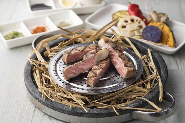 Courtyard by Marriott Tokyoのインスタグラム：「和牛サーロインの藁焼き🍖😋 グリルした和牛のサーロインを、直前に藁でスモークして出すシェフ自慢のメニュー。 Straw-smoked Japanese sirloin steak with 6 condiments🥩🔥 Our chef’s specialty—grilled Japanese sirloin steak smoked over straw just before serving.http://ow.ly/loTe50vYXxT」