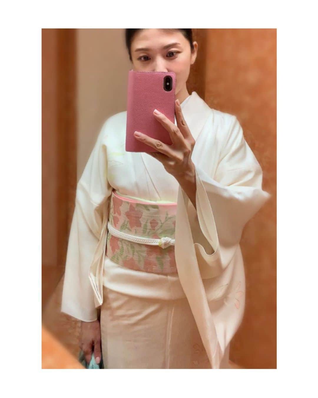 川村亜紀さんのインスタグラム写真 - (川村亜紀Instagram)「このお色の組み合わせが好きです。  #お着物 や #花街 #歌舞伎 など #日本の伝統 が長く守られ受け継がれますように。 #kimono #kimonocordinate #japanesekimono #japanesetradition #beautifultradition #lovekimono  #instakimono  #お着物 #お着物コーディネイト #日本の伝統 #守るべきもの #夏のお着物  #帯とお着物 #帯締めと帯揚げ #お草履とバッグ #帯留め #組み合わせが楽しい  #に志田 さん #ぎをん齋藤 さん #keitamaruyama さん #亜紀の和装記録」9月26日 10時41分 - _aki1015_