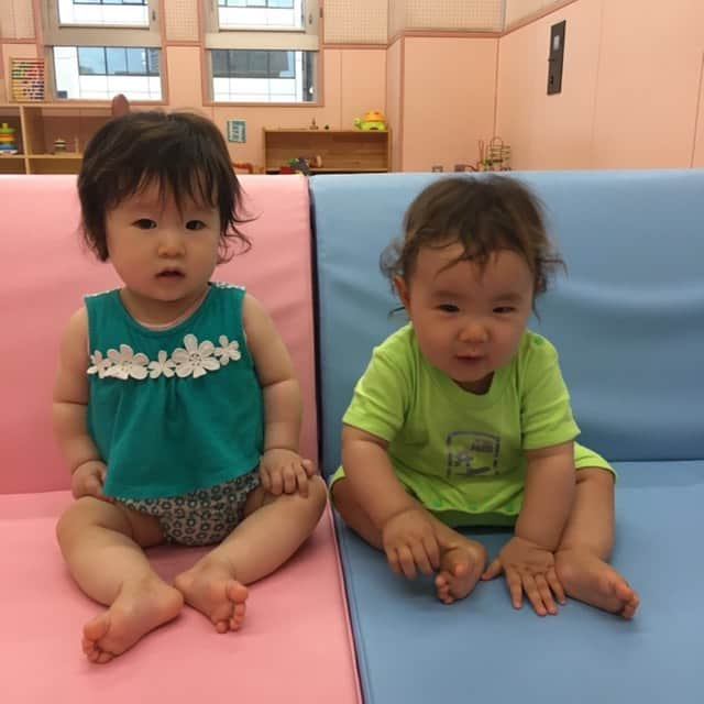 NON-Pさんのインスタグラム写真 - (NON-PInstagram)「一昨日と今日は、 💖 emiri ＆ yuushin 💚 のおデートでした👶🏻❤️👶🏻 ・ めちゃくちゃ素敵な、隠れ家的なbaby shop見つけた🤩 絵本読み聞かせしてくれるし、仲良くなったから、これから結構通おぅ👶🏻❣️ ・ 天皇皇后両陛下に偶然見れたのは、ホントミラクルだった🌟‼️🌟‼️ ・ 2人は仲良し👶🏻❤️👶🏻 来週月曜日も遊ぶょ👶🏻❤️👶🏻 ・ ・ #ママ友 #天皇皇后両陛下 #miracle #enjoy #👶🏻 #baby #boy #yuushin #girl #emiri #family #happy #smile  #cute #🤱🏻 #家族 #mylove #iloveyou #愛してる」9月26日 21時39分 - nonp_mam