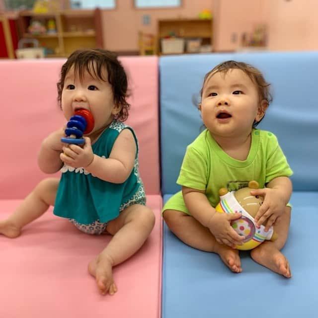 NON-Pさんのインスタグラム写真 - (NON-PInstagram)「一昨日と今日は、 💖 emiri ＆ yuushin 💚 のおデートでした👶🏻❤️👶🏻 ・ めちゃくちゃ素敵な、隠れ家的なbaby shop見つけた🤩 絵本読み聞かせしてくれるし、仲良くなったから、これから結構通おぅ👶🏻❣️ ・ 天皇皇后両陛下に偶然見れたのは、ホントミラクルだった🌟‼️🌟‼️ ・ 2人は仲良し👶🏻❤️👶🏻 来週月曜日も遊ぶょ👶🏻❤️👶🏻 ・ ・ #ママ友 #天皇皇后両陛下 #miracle #enjoy #👶🏻 #baby #boy #yuushin #girl #emiri #family #happy #smile  #cute #🤱🏻 #家族 #mylove #iloveyou #愛してる」9月26日 21時39分 - nonp_mam