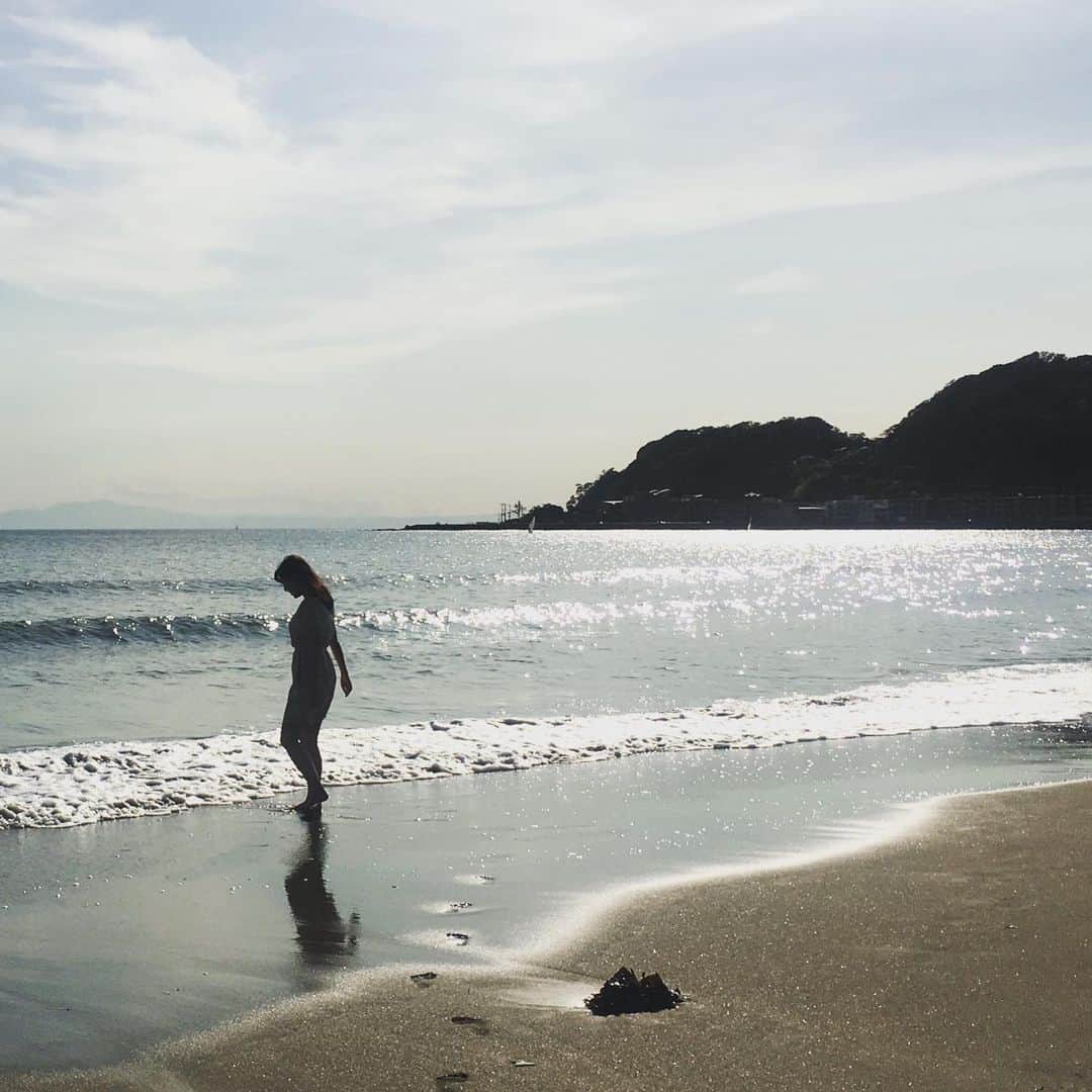 石岡麻奈美さんのインスタグラム写真 - (石岡麻奈美Instagram)「#夏の終わりの海 #キラキラ  #海 #ビーチ #サンセット #サンセットビーチ #beach #sunset #sunsetbeach」9月26日 21時34分 - manami_ishioka