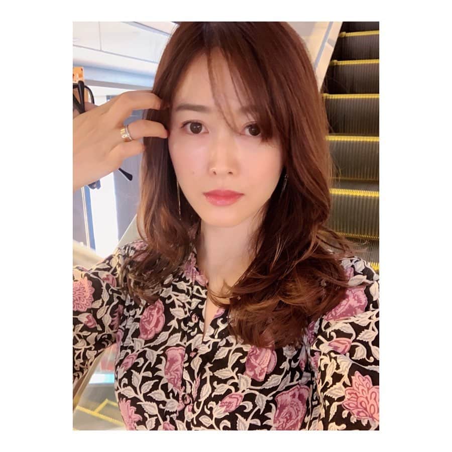 のインスタグラム：「. 前髪を切りました☺︎ . 取り扱いに慣れない、 新しいおもちゃのようで。 . 嬉しいけど 慣れない けど嬉しい♡ . 既にきょう、 100回は前髪触ってる😂 . . #髪型 #前髪」