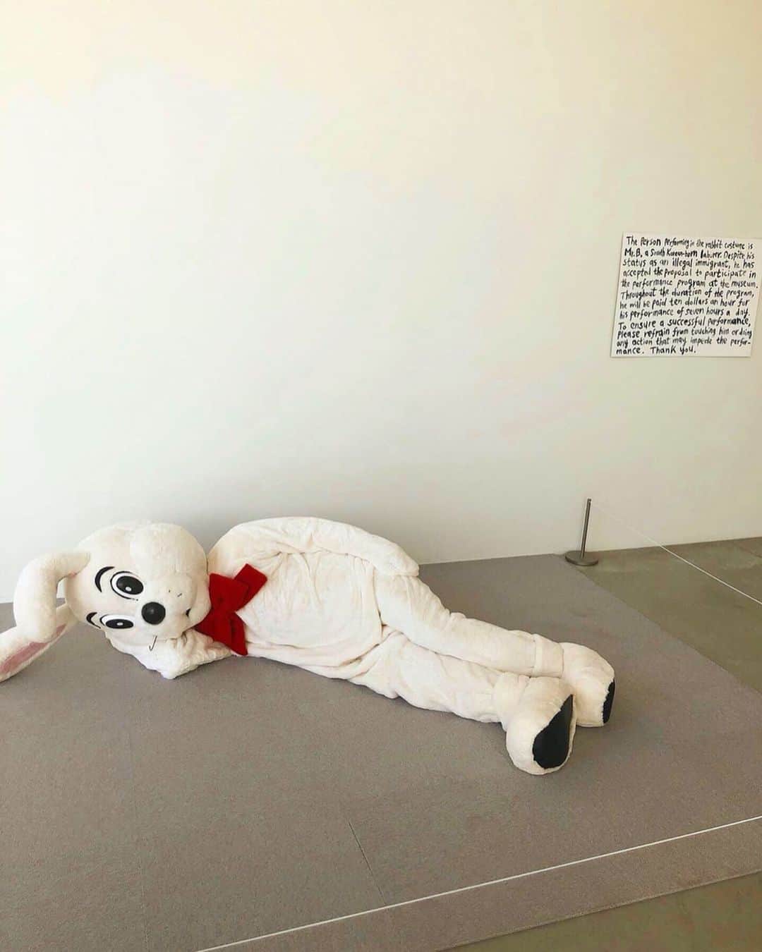 菅野梓のインスタグラム：「. . #21世紀美術館  1日目人多く断念、前売り買って2日目ですぐ入れて良かった🧡 誰もがオーラ出せる壁で📸✌︎ . #金沢旅行 #金沢21世紀美術館 #kanazawa21stcenturymuseum」