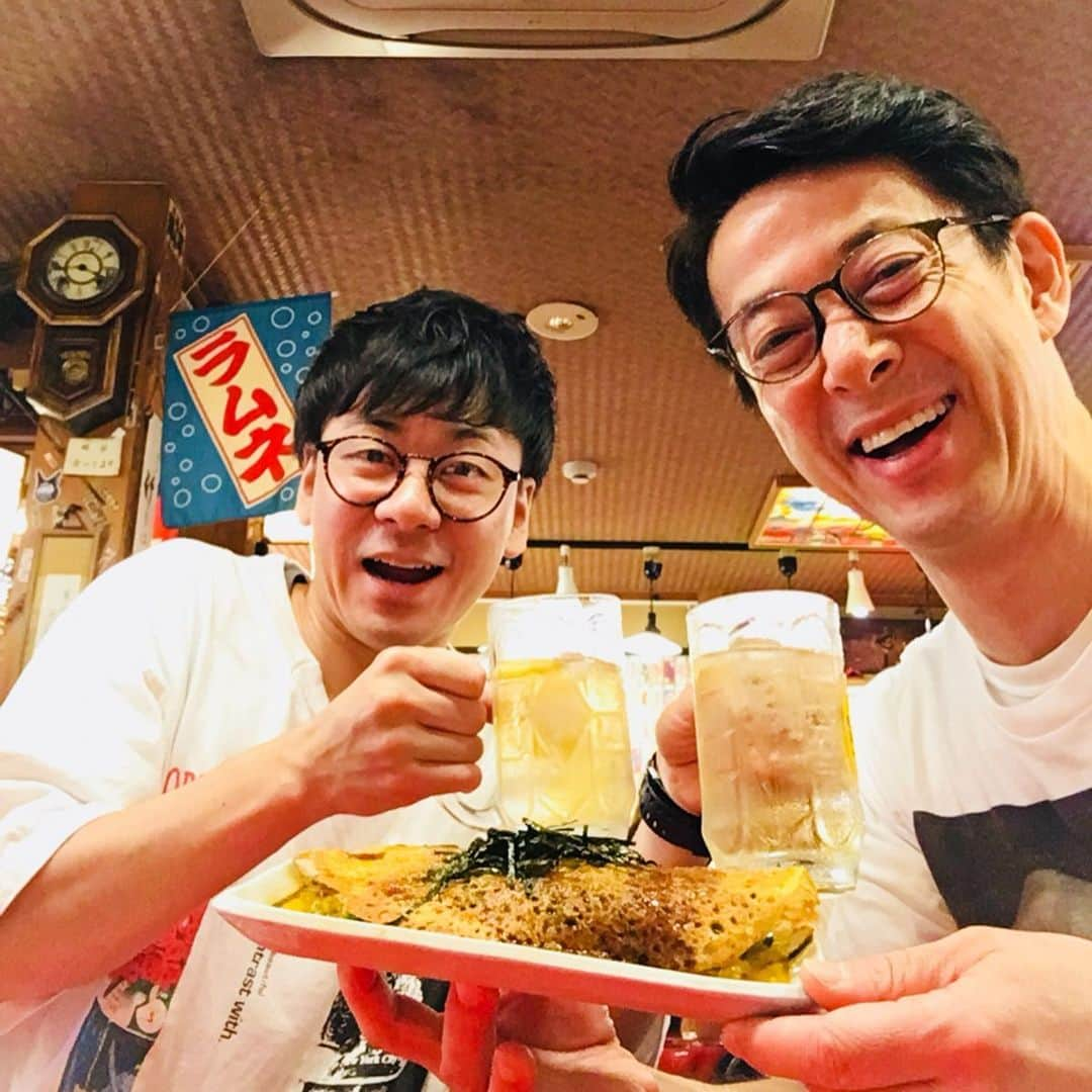 西川忠志さんのインスタグラム写真 - (西川忠志Instagram)「終演後は新名くんと、ちょっと一杯！  本日、よしもと祇園花月終演後は新名徹郎くんと 祇園四条にございます「壹銭洋食」さんで 一杯飲んで帰りました！ハイボールでカンパーイ🍻！ あー美味かった😋楽しかった！  そして本日まで、よしもと祇園花月は高校生の皆様の 鑑賞会でございました。 ご観劇頂きました学生の皆様、そして先生方 ありがとうございました。  明日からは通常公演でございます！ 皆様方のご来場をお待ちよりお待ち申し上げております。  感謝  #新名徹郎 #西川忠志 #壹銭洋食 #美味しい #おいしい #楽しい  #京都グルメ #kyoto #japan #吉本新喜劇 #よしもと祇園花月  #川畑座長週 #ありがとうございます #ありがとう #感謝  #一杯 #ハイボール #カンパーイ #🍻 #祇園グルメ #眼鏡男子  #メガネ男子」9月26日 21時37分 - nishikawa_tada