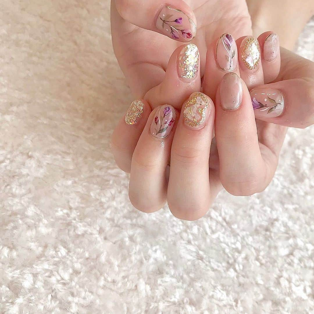 二宮璃子さんのインスタグラム写真 - (二宮璃子Instagram)「ネイル💅💅 いつぶりのネイルやろ〜🥺💗 久々にネイルして自分の爪見て テンション上がる💗💗 でも前撮りの日雨っぽい☂️笑笑 どうか晴れますように、、 #ジェルネイル #ネイル #前撮りネイル #ネイルデザイン #お花ネイル」9月26日 20時12分 - riixten