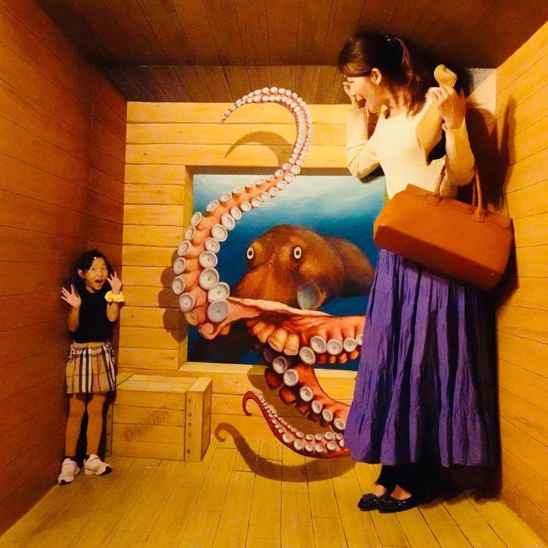 木嶋菜穂子のインスタグラム：「. 敬老の日﻿ こども孝行と親孝行に♡﻿ ﻿ じぃじの単身赴任の横浜へ﻿ ﻿ ﻿ 遊園地で﻿ 遊びまくり﻿ ﻿ はじめての﻿ ウォーターフォールに乗って﻿ ﻿ 夜の観覧車に乗って﻿ ﻿ トリックアートや﻿ ﻿ 三菱の技術館﻿ ﻿ 中華街﻿ ﻿ 娘にとって﻿ こんなに思い切り﻿ 好きなことを﻿ 好きなだけやる旅は﻿ 初めてなのかも♡﻿ ﻿ ﻿ 三方よしの三連休♡﻿ . そして、ママ旅の必須持ち物は 宿題も忘れずに♡ ﻿ #ママ旅﻿ #spg使いこなしオンラインサロン﻿ #ママ旅オンラインサロン」