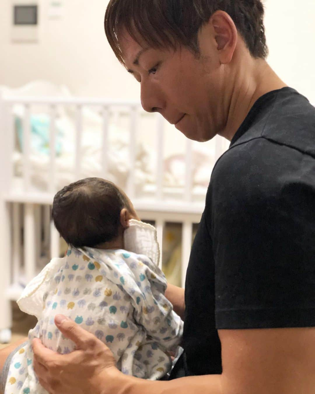 伊藤春香さんのインスタグラム写真 - (伊藤春香Instagram)「今朝の診察でオッケーが出て﻿ 息子は無事に退院できました。﻿ ﻿ コメントで励ましてくださった﻿ 皆様、本当にありがとうございました…！😭﻿ ﻿ で、「おうちへようこそ！」って﻿ 舞い上がっていたのも束の間、﻿ ﻿ 帰宅してから機嫌が悪くて、﻿ 母乳をあげたら﻿ 左乳首からしか飲んでくれず﻿ 右乳首めっちゃ嫌がるし、﻿ ﻿ ご飯の後もグズっているし、﻿ どうしてだか自分ではわからず。﻿ ﻿ でも、母に教わった抱き方をしたら﻿ 右乳首からも母乳を飲んでくれるようになって、﻿ ﻿ 仕事から帰宅した旦那が﻿ 「母乳が足りないのでは？」﻿ と言って、粉ミルクを哺乳瓶であげたら ぐいぐい飲んで、その後よく寝てくれた…。﻿ ﻿ １日目から﻿ 「子育ては経験者に頼るに限る…」﻿ と痛感しました。﻿ ﻿ ベビーベッドは﻿ 萌ちゃん @moemurakami_ ﻿ からオススメしてもらった﻿ KATOJI @katoji_official さんの。﻿ ﻿ お布団は美里さん @misatokowaki オススメの﻿ 西川のベビー組布団6点セット。﻿ ﻿ お花は清川あさみさん﻿ @asami_kiyokawa が﻿ 出産祝いに持ってきてくれたもの。﻿ ﻿ （購入品は楽天ROOM @room_rakuten に載せてます）﻿ ﻿ #ちびけん #出産 #ベビーグッズ﻿ #生後7日 #ベビーベッド﻿ #ベビー布団 #西川ふとん ﻿#アルノーラエール﻿ #トゥルーズロートレック #楽天room #ちびけん日記」9月26日 20時19分 - ha_chu