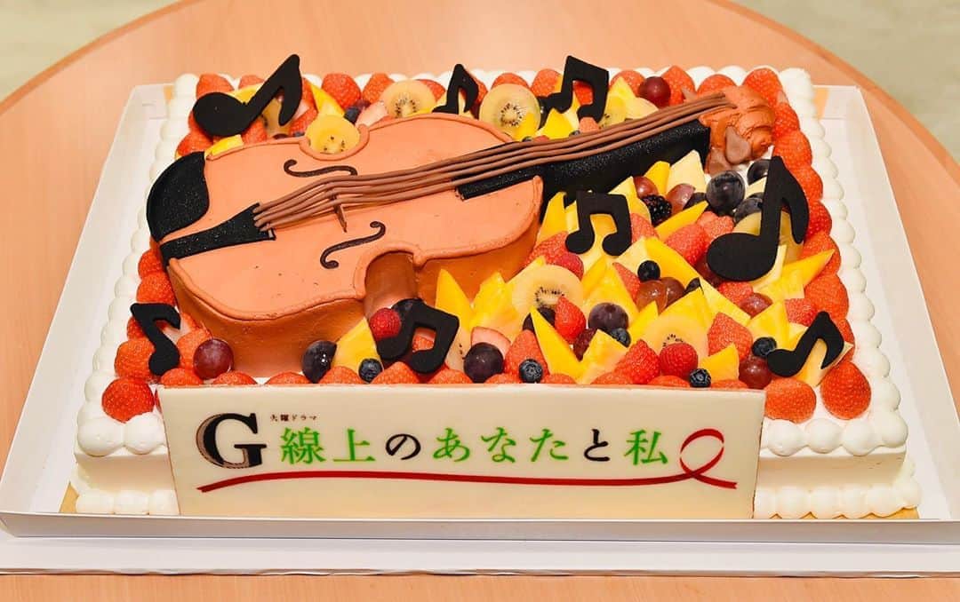 【公式】G線上のあなたと私のインスタグラム：「_  #リョクシャカ の皆さんから頂いた特製の  #バイオリンケーキ をアップで😋  バイオリンも立体的で、 思わず中川さんも「食べる前に一回かまえたい！」 と言ってました😂😂 .  そんなバイオリンも美味しくいただきました🎂 ごちそうさまでした🙏🏻🙏🏻 .  #g線上のあなたと私  #波瑠 #中川大志 #松下由樹 #緑黄色社会 #tbs」