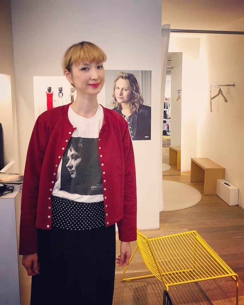 のインスタグラム：「#TheSnapCardiganStory ❤️ Cardigan #agnesb T-shirt #AnnaKarina」