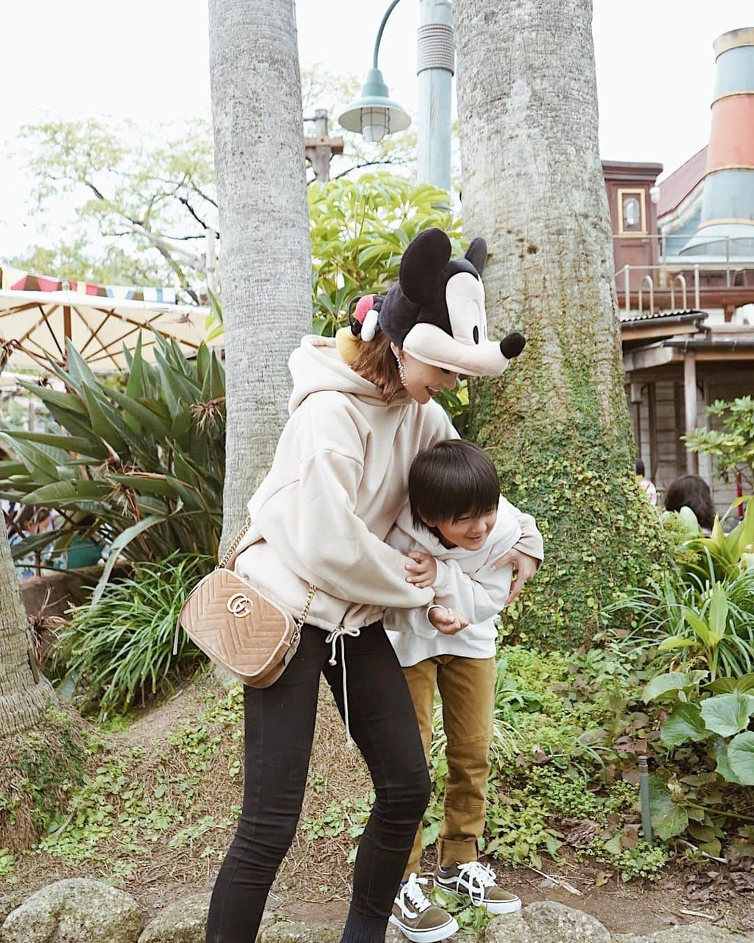 孫きょうさんのインスタグラム写真 - (孫きょうInstagram)「らぶゆー生意気boy👦🏽🤛🏻❤️﻿ ﻿ ぜっったいに私との写真なんて嫌がる小4💥﻿ 2ショットなんてそりゃーもう照れ臭いし、ピンショットも拒否、あんちゃんとだけは撮ってくれる。笑﻿ ﻿ プロレス技かけてるみたいになっちゃったけどこの嫌がられながらじゃれてる写真すら、もうこの年頃の息子を持つ母は嬉しいのよね🥰﻿ ﻿ ﻿ コメントでもDMでもいっぱい聞かれた私のパーカーは﻿ @titivatejp 🏷﻿ シンプルだけど肩のビックサイズなシルエットがこなれ感出してくれて裾の紐をきゅっとするとまた可愛い✨﻿ ﻿ あんちゃんのダッフィーともリンク出来たし🐻﻿ ベージュ×黒スキニーで被ってたミッキーフェイスともリンクになってた🐭❤️﻿ ﻿ #titivate #titivatestyle #ootd #outfit #tokyodisneyland #TDL #disneyland #mickey #東京ディズニーランド #ディズニーランド #10歳 #小4 #親子 #親子コーデ #親子リンクコーデ #パーカー #パーカーコーデ #リンクコーデ #ティティベイト #プチプラコーデ #ママコーデ #裾ドローストリング裏起毛パーカー」9月26日 20時26分 - sonkyou1013