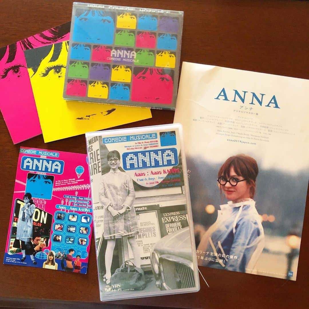 のインスタグラム：「"ANNA" starring Anna Karina❤️ アンナ・カリーナ主演の1966年のミュージカル映画「ANNA」が、デジタルリマスター版で明日より公開✨こちらは当時、フランス国営放送初のカラー番組として製作されたテレビ映画で、監督はピエール・コラルニック、劇中楽曲は セルジュ・ゲンズブール、共演はジャン＝クロード・ブリアリとマリアンヌ・フェイスフルととてもスペシャル✨ 1998年に、私がこの映画を初めて映画館で観たのはもう21年も前のこと。この度久しぶりに見返してみて、ストーリーや映像が昔よりずっと深く心に響いたのは、リマスターによる美しい発色のせい？私が大人になったから…❓ 曲の良さには、改めて感動✨アンナはゴダール映画とはまた違う魅力に溢れているし、可憐な声で歌うマリアンヌはやはり可愛いくて、ゲンズブールもブリアリもカッコいい！ 名曲「Ne dis rien」を、昨年アンナが来日したときにライブで歌ってくれたのは貴重な思い出✨「Roller Girl」を歌って踊る姿もやっぱり可愛いし、「太陽の真下で」を歌うアンナは、大人になった私の心ににグッと届いて、涙が出るほど胸いっぱいになりました。 上の写真は、1998年に買い集めた、当時の「ANNA」のパンフレットやカードやVHS(懐かしい!)と、今のリーフレット。映画もサントラも、人生でまた何度も見直して行きたい作品です。 #アンナカリーナ #セルジュゲンズブール #AnnaKarina #sergeGainsbourg」