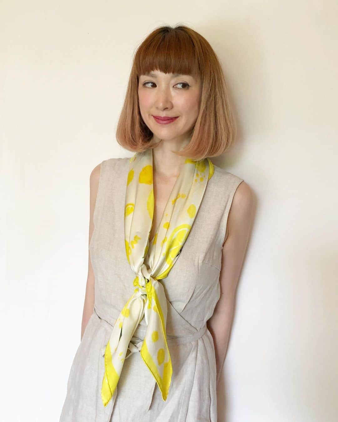 のインスタグラム：「Lemon silk scarf🍋✨ 完売していた【レモン柄スカーフ】がウェブショップに再入荷しました！シルク100%、1メートルの大判で使い勝手が良く、秋のファッションにも活躍すること間違いなし✨東麻布店では明後日9/28(土)11時から販売開始します。ウェブは @sforshoko プロフィールのURLから✨ #SforShoko」