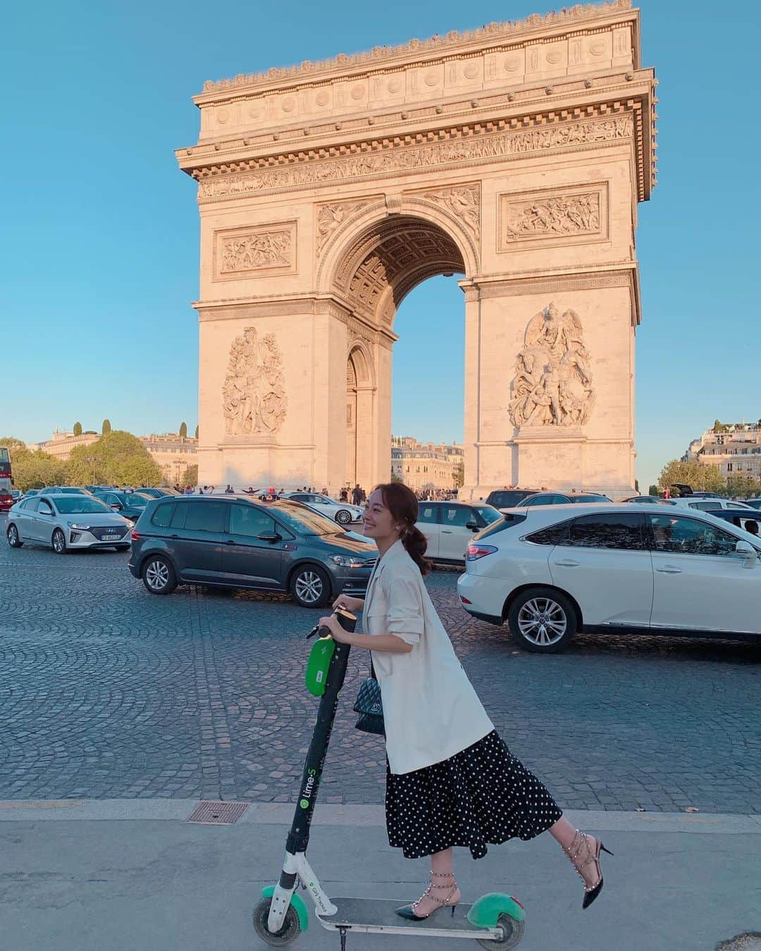 小祝麻里亜さんのインスタグラム写真 - (小祝麻里亜Instagram)「Paris,France🇫🇷 ． ． エトワール凱旋門とディナー。 ナポレオン一世がカルーゼル凱旋門を見て、もっと立派な凱旋門を！！！！と指示を出しておいて、彼は生きて通れなかった、エトワール凱旋門。 ． みんな通勤やらで使ってるライム(電動キックボード)で 勝手にポーズ決めました笑笑 ． ライムだけかと思いきや4つぐらいみたな…bird🛴もいっぱいありましたし👍結局 滞在中に乗る暇なかったけど、次回はこれで巡りたい💕 ． この日はパリ初日で、楽しみにしていたレストランを予約していたので、このまま 歩いて向かいました！ ． ミシュランがどうのこうの美食家ではありませんが、オープン最速の5ヶ月で星を獲得し、現天皇陛下もプライベートで去年。安倍首相も公式に訪れたそう。 ． 感想を完結にいうと、もう完敗！あっぱれ！笑笑 前菜からデザートまで全てが美味しすぎました。これ以上いうと嘘っぽいから語りませんが、また絶対来たいです。店主、シェフは日本人の方ですよ👨‍🍳 ．  最終夜に行ったレストランもこれまた最高だったので、また紹介させてください😊❣️ ． ． ＿＿＿＿＿＿＿＿＿ #パリ#フランス #パリ旅行 #パリジェンヌ #エトワール凱旋門 #凱旋門 #パリグルメ #グルメ #ラルケスト #日本人シェフ #夫婦旅行 #フランス旅行 #ヨーロッパ旅行 #France #Paris #travel #vacation #ArcdetriomphedelÉtoile #archeste #lime #ig_paris #여행일기 #여행스타그램 #여행스냅 ##파리 #파리스냅 #프랑스  #巴黎」9月26日 20時36分 - maria_koiwai