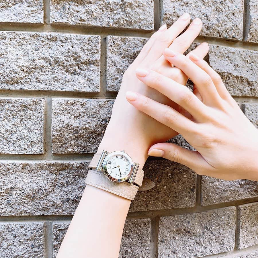 Hitoさんのインスタグラム写真 - (HitoInstagram)「. #ミッシェルエルブラン というフランスのブランドの腕時計⌚️🇫🇷﻿ 二重になるベルトのデザイン珍しくてお気に入り！﻿ なかなか持っていなかったシルバー、ベルト太めの腕時計、﻿ 意外と普段のヴィンテージコーディネートにも馴染むな🥀🥀﻿ この日、ちょっとブレアっぽい。。。。？笑 ﻿ #michelherbelin #antares #watch #paris #vintage﻿ #アンタレス #コーデウォッチ #腕時計 #手元コーデ #カラーコーデ #カスタマイズウォッチ」9月26日 20時47分 - hito0806