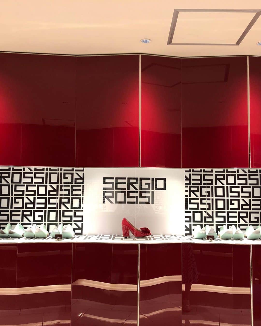 ISETAN PARK netさんのインスタグラム写真 - (ISETAN PARK netInstagram)「＜セルジオ ロッシ＞再始動したメンズコレクションを含むデュアルコンセプトのポップアップショップ✨﻿ イタリアシューズブランド＜Sergio Rossi（セルジオ ロッシ）＞は、今年3月に再始動したメンズコレクションを含むデュアルコンセプトのポップアップショップを本館2階＝婦人靴/プロモーションで開催します👠﻿ ﻿ ＜Sergio Rossi＞ 2019FW Women’s＆Sergio Rossi Man POP UP SHOP﻿ 2019.9.25 wed - 10.1 tue﻿ 伊勢丹新宿店本館2階＝婦人靴/プロモーション﻿ ﻿ @sergiorossi﻿ @isetanshoes﻿ #sergiorossi #shoes #sr1 #womenshoes﻿ #セルジオロッシ #シューズ #スニーカー #婦人靴 #靴 #新宿 #伊勢丹 #新宿伊勢丹 #伊勢丹新宿店」9月26日 20時42分 - isetan_shinjuku
