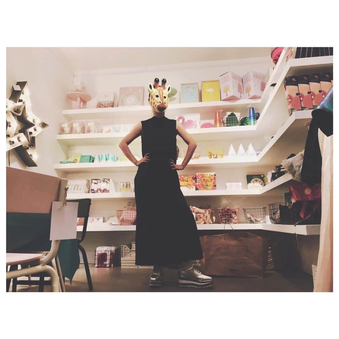 大塚愛さんのインスタグラム写真 - (大塚愛Instagram)「そうです。 私が肩狭キリン子です。  AIO　#キリン #人間」9月26日 20時44分 - aiotsuka_official