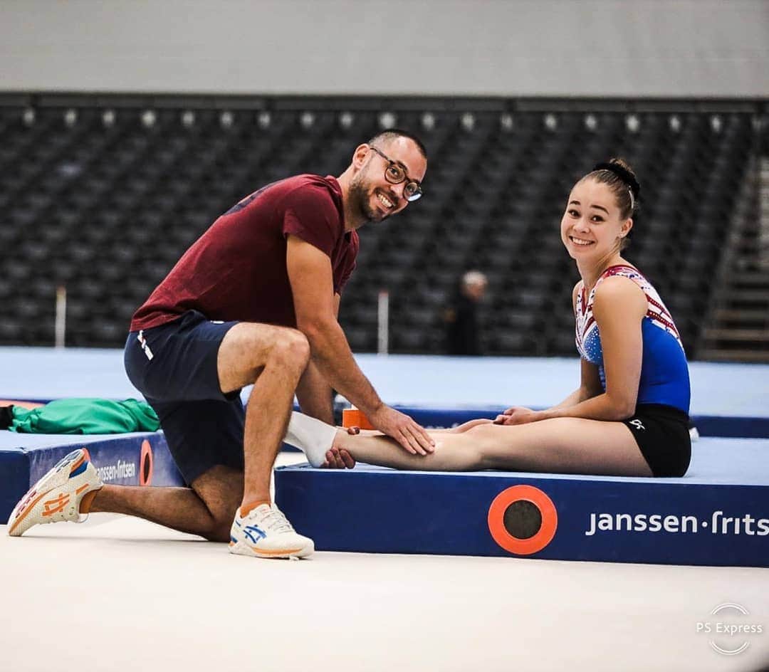 エイトォーラ・トールズドッティルのインスタグラム：「Say cheese!! (Start the Caption Game.........) Always enjoying the company of our awesome physio @markstolk83 ❤ Today is the last day in this great gym before we head off to Stuttgart for the World Championships♡」