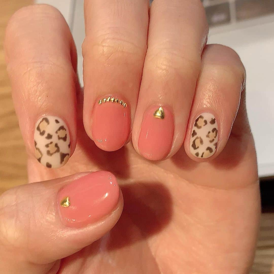 森田真結子さんのインスタグラム写真 - (森田真結子Instagram)「new nail...💅🏻💓﻿ ﻿ ﻿ おい﻿ こりゃぁ﻿ ﻿ 可愛すぎやしないか？﻿ ﻿ ﻿ てことで、﻿ ひーちゃんこと﻿ #佐久間比呂美 プロに﻿ お爪やってきてもらったぞよ！﻿ ﻿ @hiromi.nail ﻿ 2ヵ月ぶりになっちゃったんだけど﻿ 他所でやってもらうのとは全然違う‥﻿ だいぶ弱まってしまってたみたいで﻿ しっかりケアしてくれました！﻿ ﻿ 私のお爪の特徴をちゃんとわかってくれてて﻿ なによりめちゃくちゃお上手‥﻿ ﻿ さすが予約でいっぱいの人気ネイリスト‥﻿ ﻿ 飾らないさばさばした感じなのに﻿ 美意識めちゃ高くていつも綺麗なひーちゃん﻿ ﻿ そんなひーちゃんのLフライトが﻿ なんと本日発売です！！！﻿ ﻿ @lstyleglobal ﻿ 全国のダーツショップで取り扱いがあるはずなので、ぜひお手に取ってください！﻿ リゾート大好きなひーちゃんらしいフライトだなぁ‥🌞🌴🌺✨﻿ ﻿ ﻿ さらにさらに‥‥﻿ ﻿ 私がスポンサーしてもらっている﻿ 埼玉県草加市にある #RakuDarts さんの﻿ プレイヤーに仲間入りですって🐫✨﻿ ﻿ (情報解禁が今日なの！！！)﻿ ﻿ なんてひーちゃん尽くしな日でしょう！﻿ 贅沢だぁ‥💓﻿ ﻿ 10月14日のRakuDartsの6周年パーティーで﻿ 初めて一緒にゲストとして参加します！﻿ (ひーちゃんがプロになる前からお友達だから、すごく感慨深い‥嬉しい‥)﻿ ﻿ ということで、ひーちゃん、今後ともよろしくね！﻿ ﻿ #ダーツ女子 #ダーツ #darts﻿ #ダーツ女子のネイル」9月26日 21時03分 - mayodarts