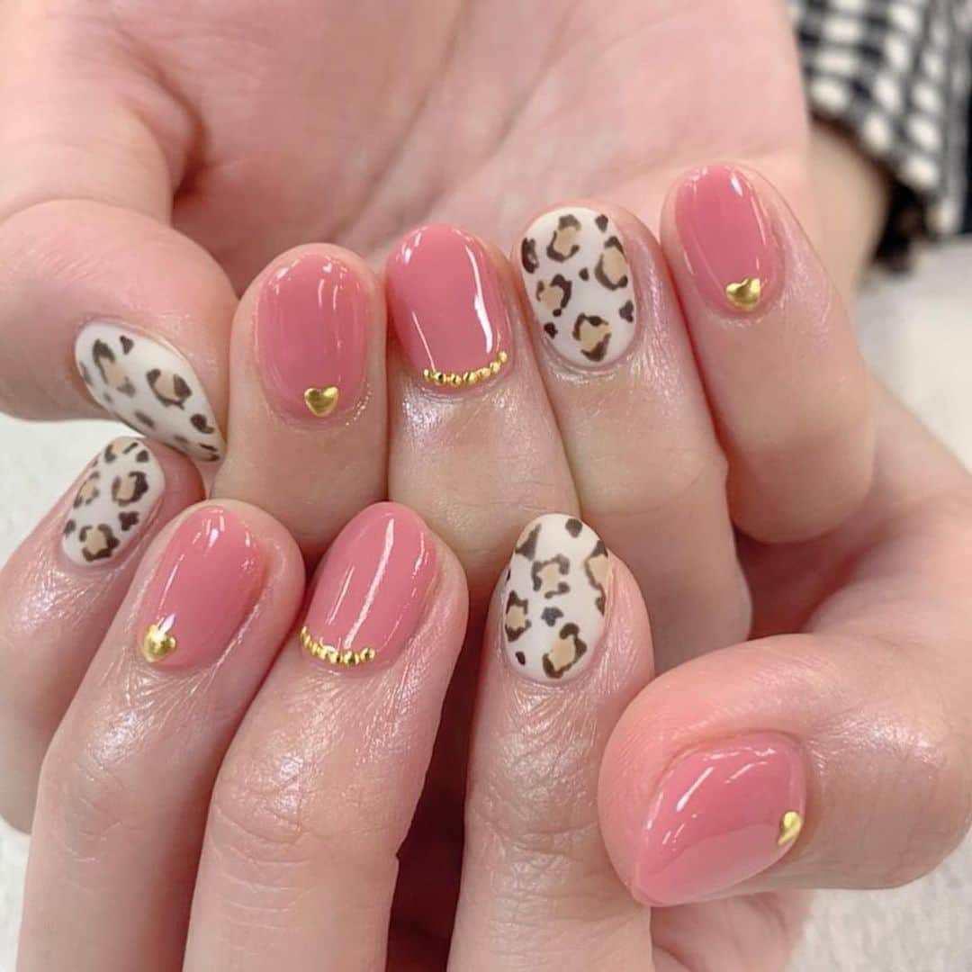 のインスタグラム：「new nail...💅🏻💓﻿ ﻿ ﻿ おい﻿ こりゃぁ﻿ ﻿ 可愛すぎやしないか？﻿ ﻿ ﻿ てことで、﻿ ひーちゃんこと﻿ #佐久間比呂美 プロに﻿ お爪やってきてもらったぞよ！﻿ ﻿ @hiromi.nail ﻿ 2ヵ月ぶりになっちゃったんだけど﻿ 他所でやってもらうのとは全然違う‥﻿ だいぶ弱まってしまってたみたいで﻿ しっかりケアしてくれました！﻿ ﻿ 私のお爪の特徴をちゃんとわかってくれてて﻿ なによりめちゃくちゃお上手‥﻿ ﻿ さすが予約でいっぱいの人気ネイリスト‥﻿ ﻿ 飾らないさばさばした感じなのに﻿ 美意識めちゃ高くていつも綺麗なひーちゃん﻿ ﻿ そんなひーちゃんのLフライトが﻿ なんと本日発売です！！！﻿ ﻿ @lstyleglobal ﻿ 全国のダーツショップで取り扱いがあるはずなので、ぜひお手に取ってください！﻿ リゾート大好きなひーちゃんらしいフライトだなぁ‥🌞🌴🌺✨﻿ ﻿ ﻿ さらにさらに‥‥﻿ ﻿ 私がスポンサーしてもらっている﻿ 埼玉県草加市にある #RakuDarts さんの﻿ プレイヤーに仲間入りですって🐫✨﻿ ﻿ (情報解禁が今日なの！！！)﻿ ﻿ なんてひーちゃん尽くしな日でしょう！﻿ 贅沢だぁ‥💓﻿ ﻿ 10月14日のRakuDartsの6周年パーティーで﻿ 初めて一緒にゲストとして参加します！﻿ (ひーちゃんがプロになる前からお友達だから、すごく感慨深い‥嬉しい‥)﻿ ﻿ ということで、ひーちゃん、今後ともよろしくね！﻿ ﻿ #ダーツ女子 #ダーツ #darts﻿ #ダーツ女子のネイル」