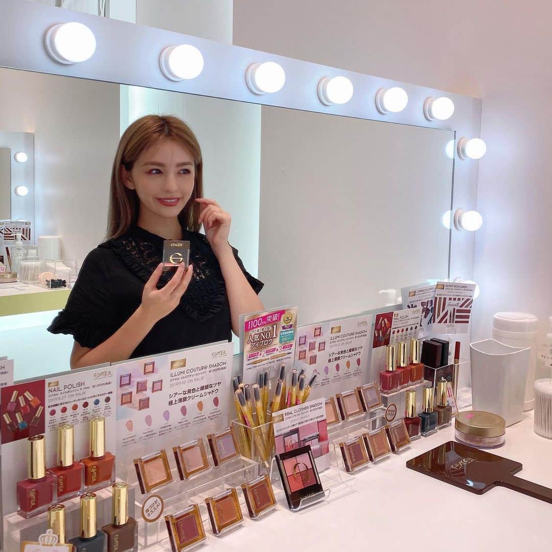 スミス楓のインスタグラム：「明日から始まる @excelmake の期間限定ショップに一足お先に行ってきました ♡ 10月発売の新商品が試せます💄 ラベンダーのシャドウがめちゃめちゃかわいかった ♡ 9/27から9/29まで表参道でやってるみたいなので行ってみてね ♡ SNSにpostするとプレゼントも貰えるみたいよ🤭  #エクセル　 #excelmake　 #イルミクチュールシャドウ」