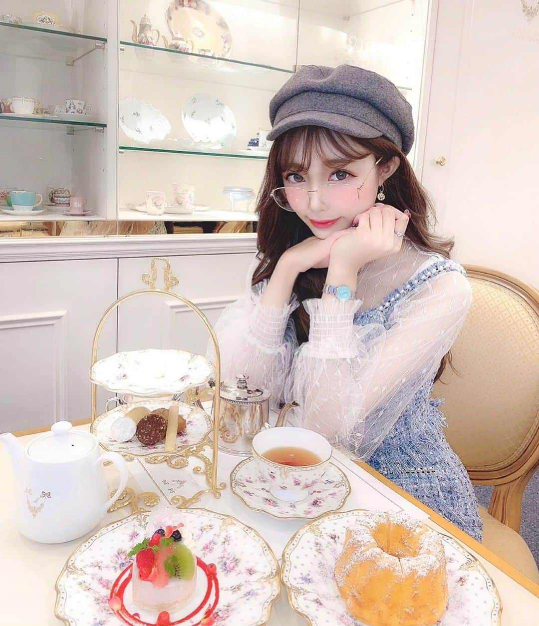 あやちゃんさんのインスタグラム写真 - (あやちゃんInstagram)「可愛すぎるケーキセット☕✧ 新宿高島屋にある サロンドテミュゼに行ってきた✨ ここの席が一番オススメかも💗 お洋服はいつもその日行く場所によってテイスト変えるのが私流👗💕 #サロンドテミュゼイマダミナコ  #サロンドテミュゼ #イマダミナコ #アフタヌーンティー #新宿カフェ #ケーキセット #高島屋 #新宿高島屋 #新宿 #お嬢様コーデ #ツイード #カフェ巡り #東京カフェ #オシャレカフェ #キャスケット #伊達メガネ #メガネ女子」9月26日 21時11分 - aya.you.love.r