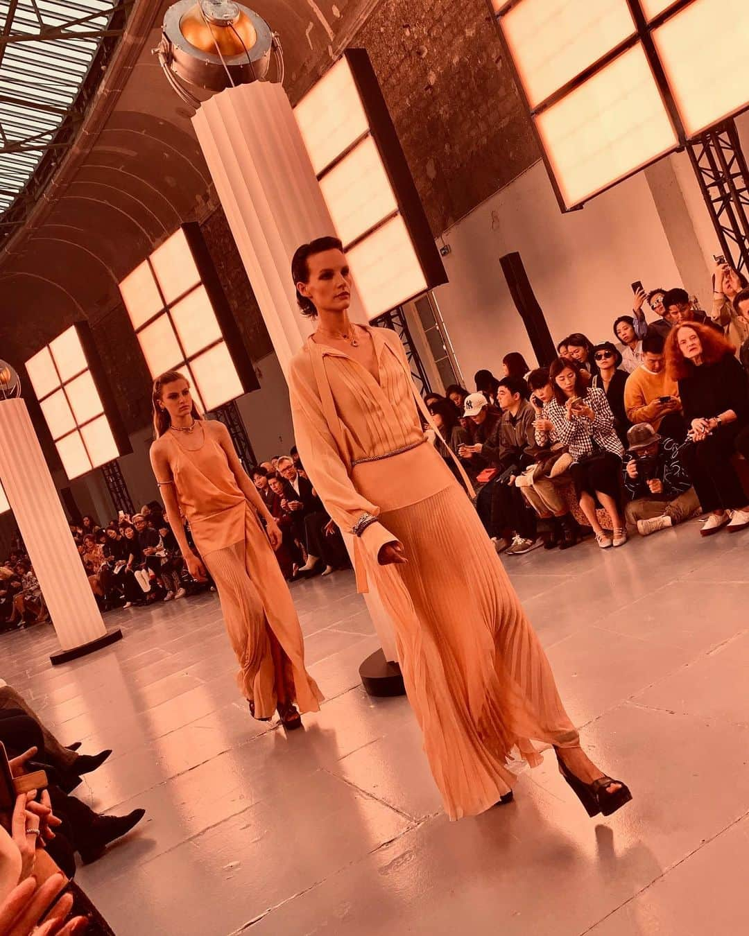 Camila Coelhoさんのインスタグラム写真 - (Camila CoelhoInstagram)「@chloe show - always one of the big highlights of my #PFW 💫 Effortless, modern and strong (I could live in these looks)! Bravo @nramsaylevi ————- Desfile de @chloe - sempre um queridinho da semana de Paris!  Coleção moderna, forte e super cool! (Apaixonada nos shortinhos de alfaiataria - que vai virar hit na próxima estação)! Qual seu look favorito?」9月26日 21時21分 - camilacoelho