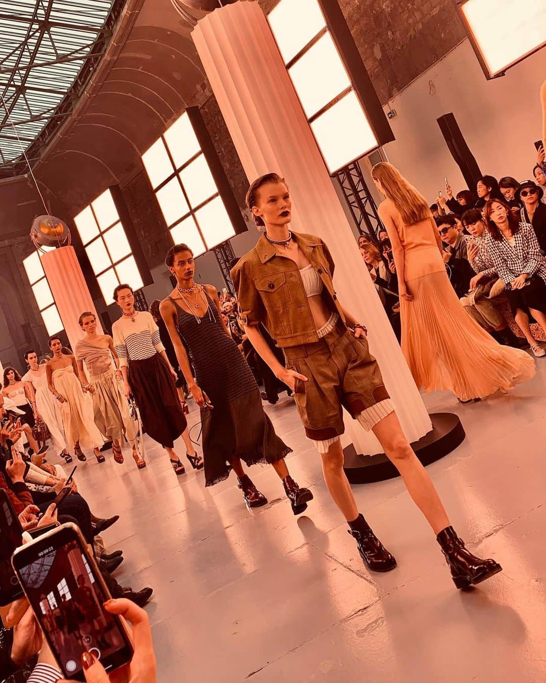 Camila Coelhoさんのインスタグラム写真 - (Camila CoelhoInstagram)「@chloe show - always one of the big highlights of my #PFW 💫 Effortless, modern and strong (I could live in these looks)! Bravo @nramsaylevi ————- Desfile de @chloe - sempre um queridinho da semana de Paris!  Coleção moderna, forte e super cool! (Apaixonada nos shortinhos de alfaiataria - que vai virar hit na próxima estação)! Qual seu look favorito?」9月26日 21時21分 - camilacoelho